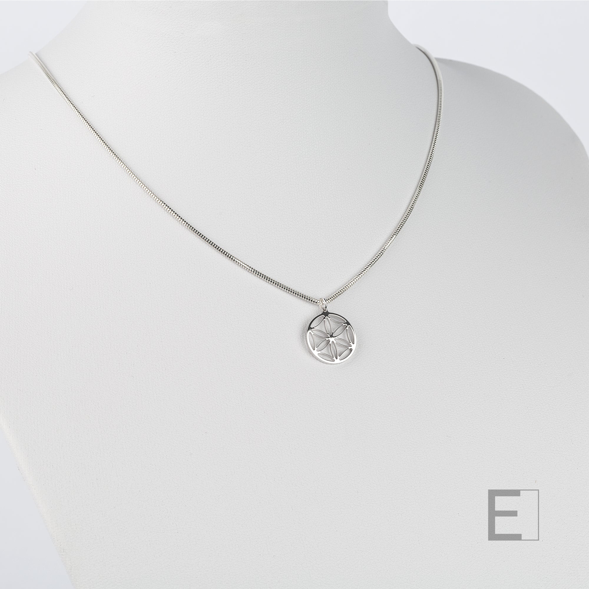 Collier Petite Fleur de Vie – vue détaillée du bijou artisanal Atelier-Émile