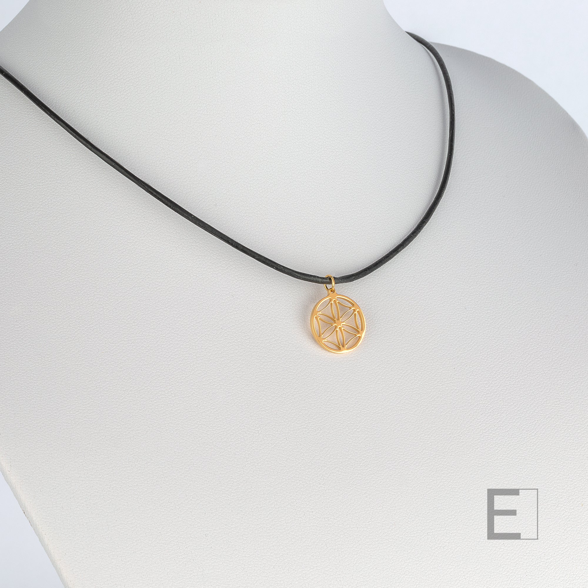 Collier Petite Fleur de Vie – vue détaillée du bijou artisanal Atelier-Émile