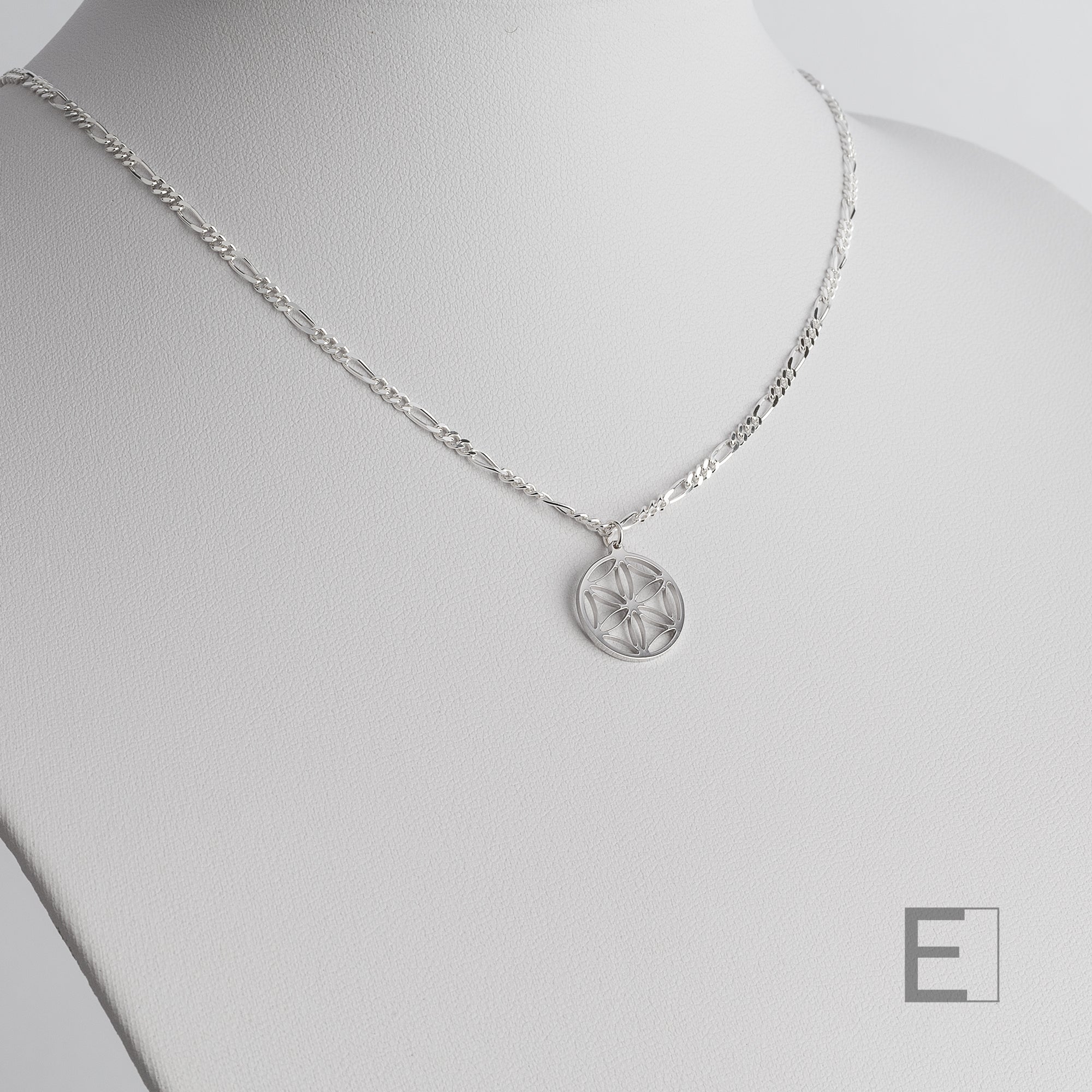 Collier Petite Fleur de Vie – vue détaillée du bijou artisanal Atelier-Émile