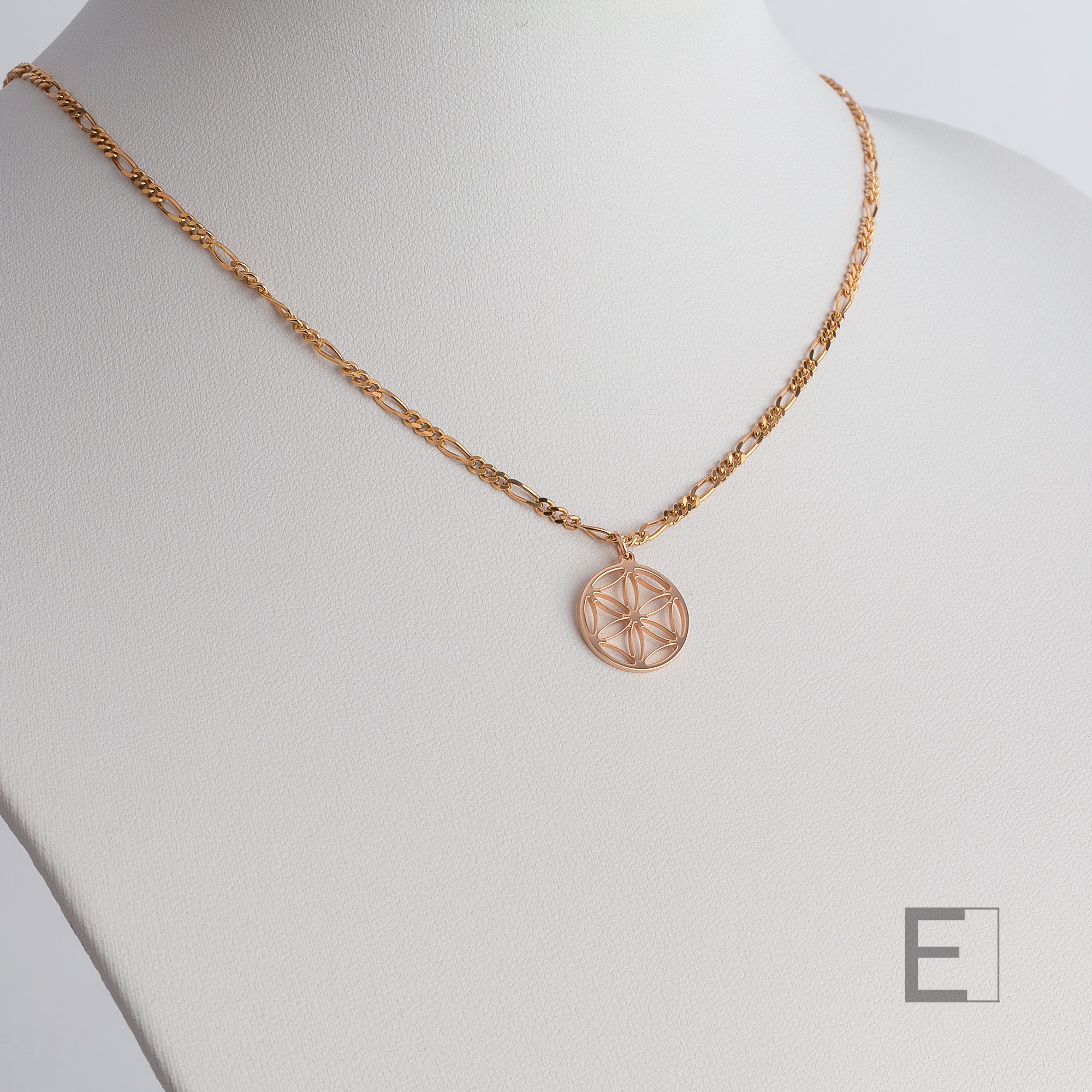 Collier Petite Fleur de Vie – vue détaillée du bijou artisanal Atelier-Émile