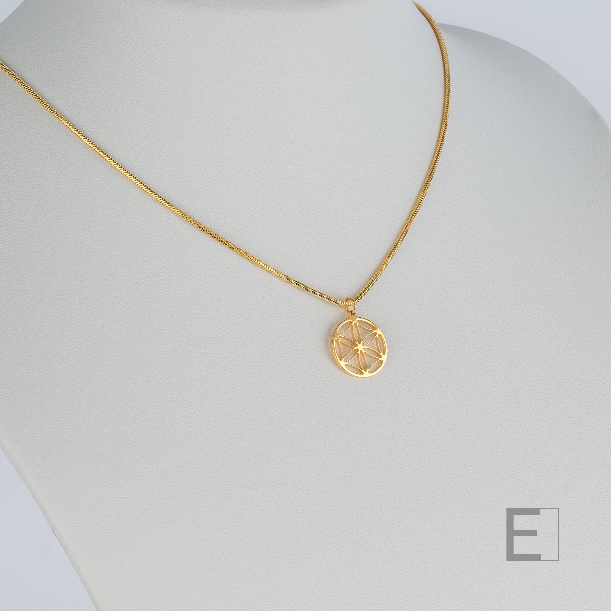 Collier Petite Fleur de Vie – vue détaillée du bijou artisanal Atelier-Émile