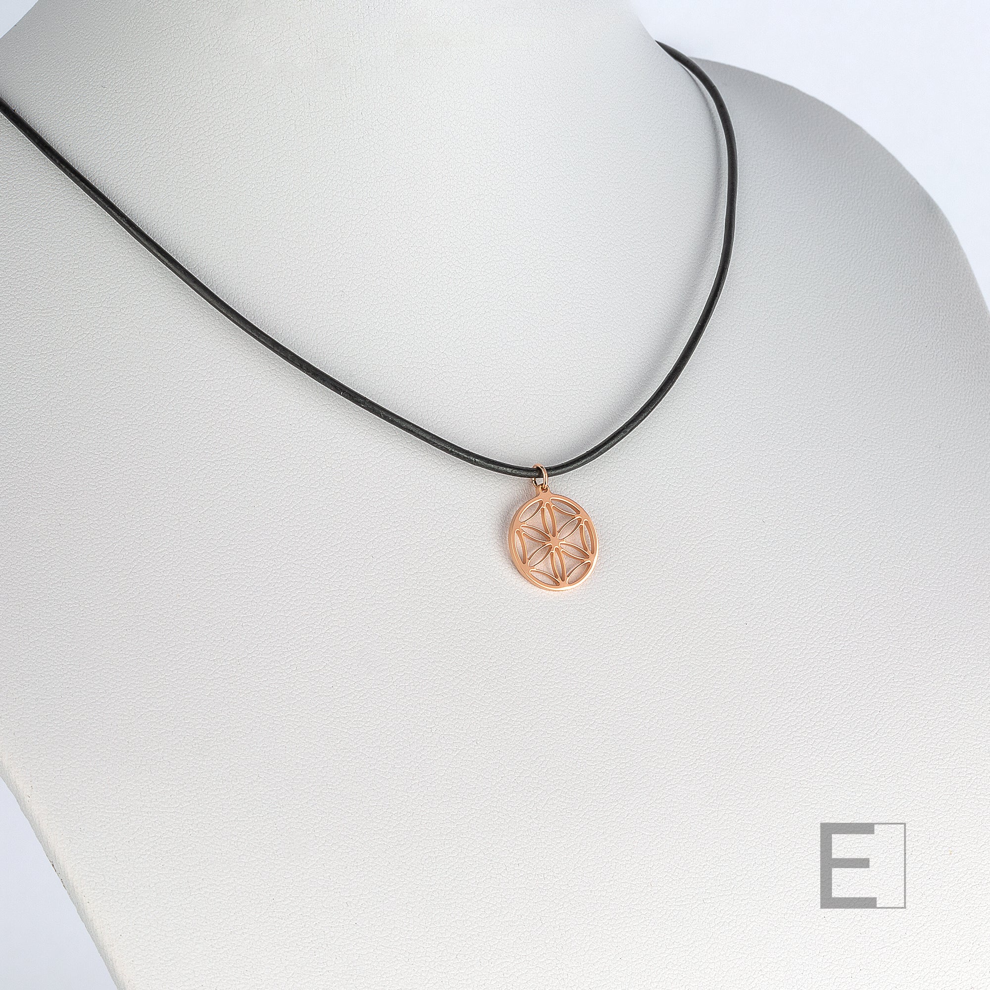 Collier Petite Fleur de Vie – vue détaillée du bijou artisanal Atelier-Émile