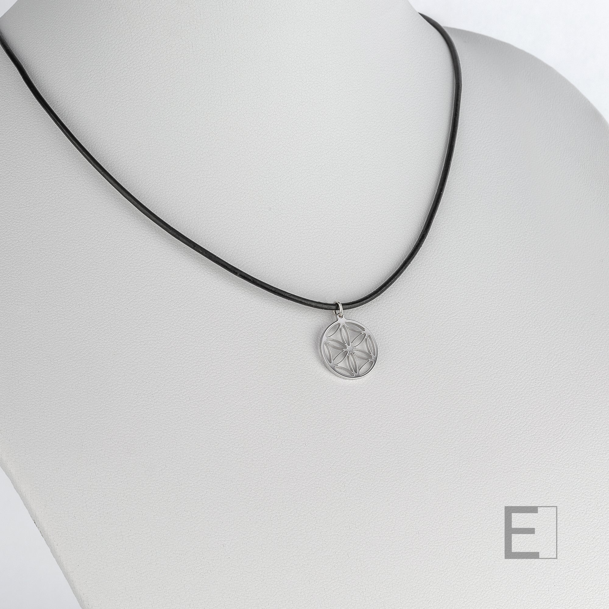 Collier Petite Fleur de Vie – vue détaillée du bijou artisanal Atelier-Émile