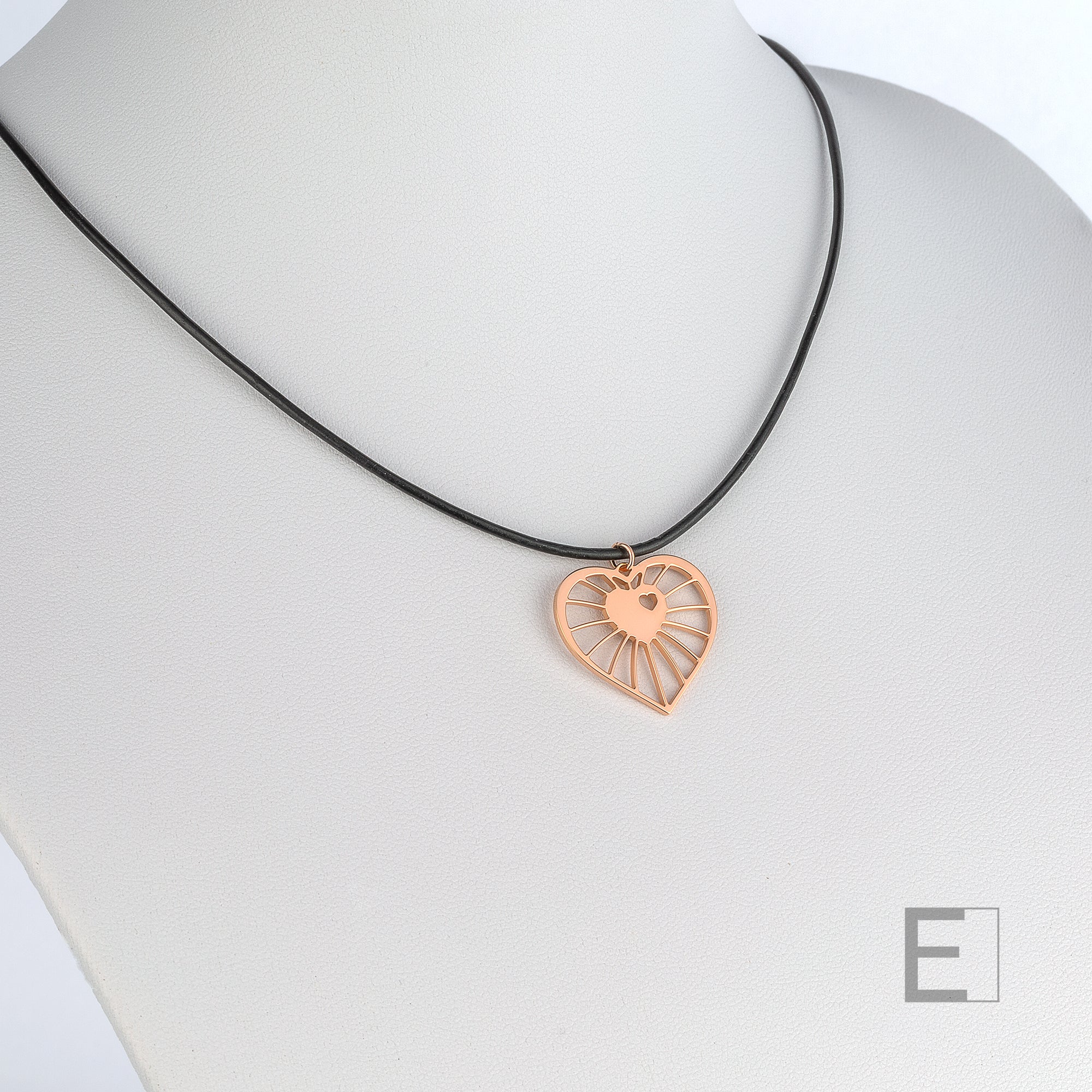 Collier Toile Amoureuse – vue détaillée du bijou artisanal Atelier-Émile