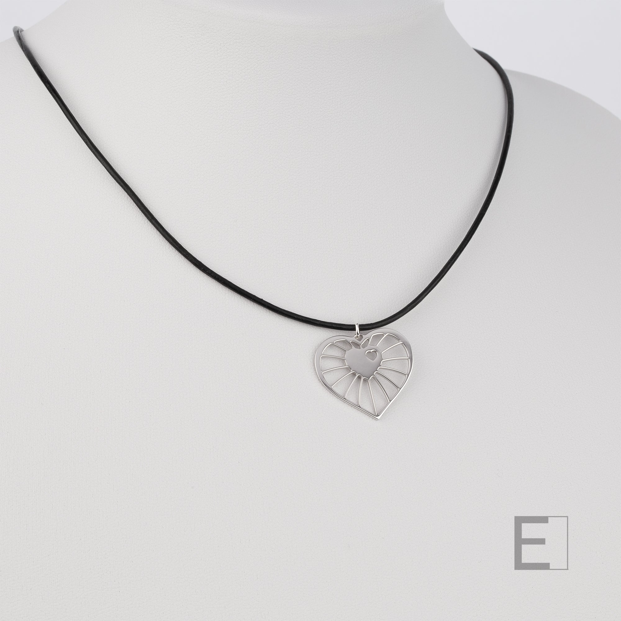 Collier Toile Amoureuse – vue détaillée du bijou artisanal Atelier-Émile