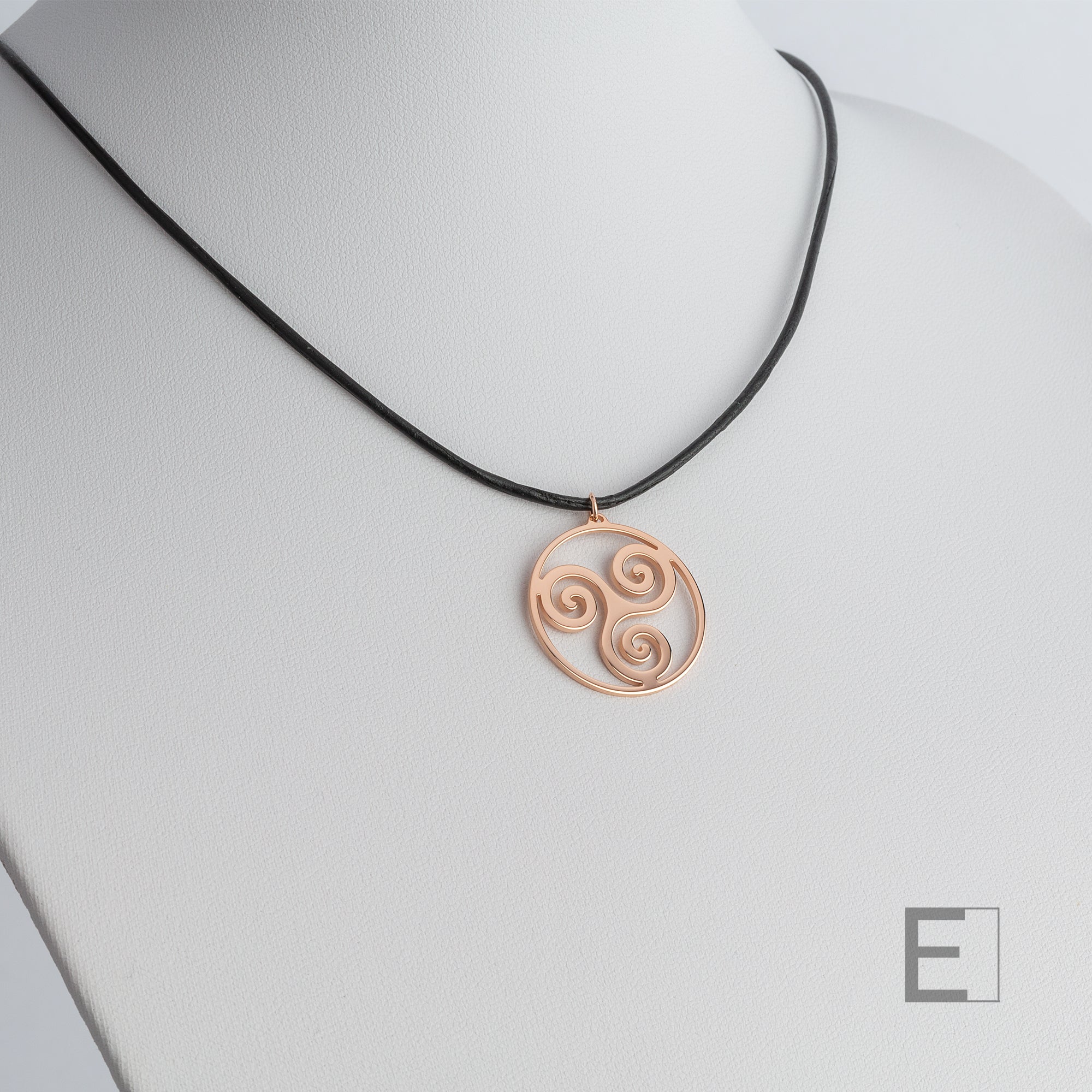 Collier Triskèle Spirale – vue principale du bijou artisanal Atelier-Émile
