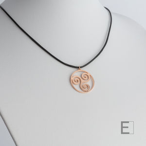 Collier Triskèle Spirale – vue principale du bijou artisanal Atelier-Émile