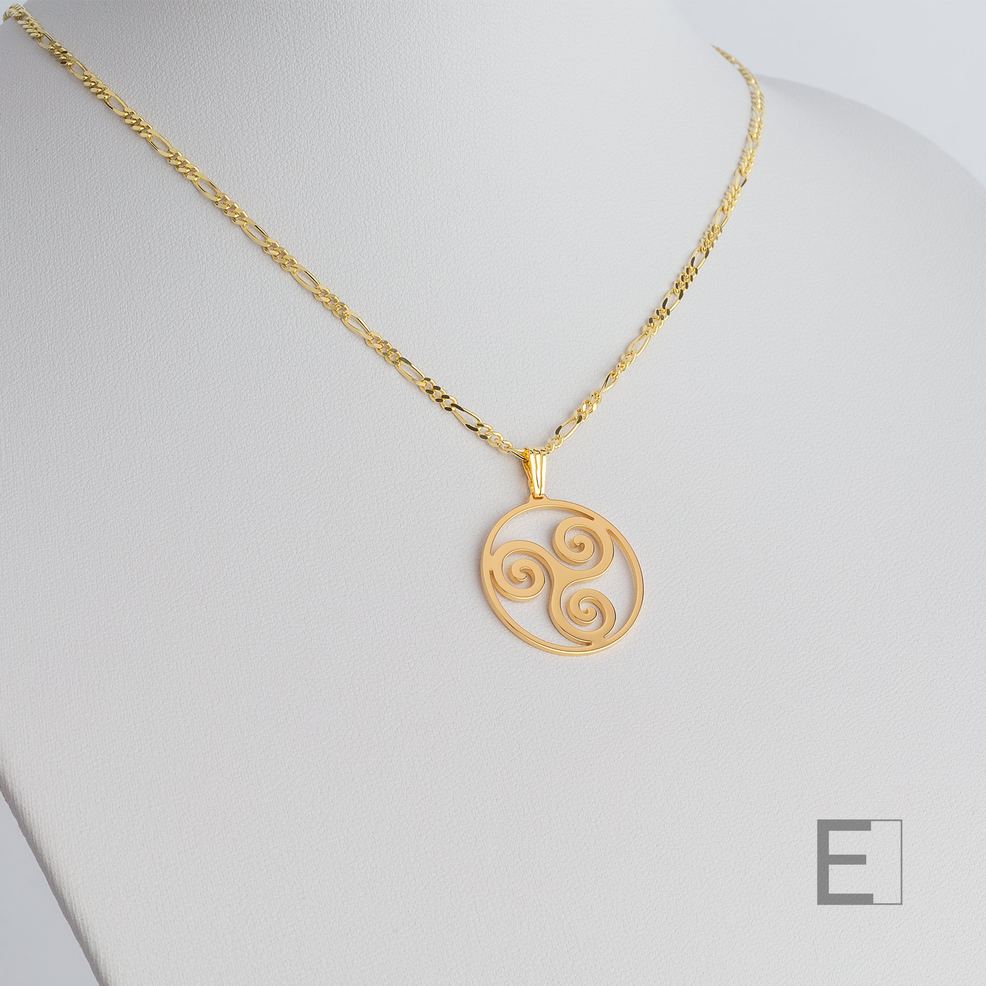 Collier Triskèle Spirale – vue détaillée du bijou artisanal Atelier-Émile