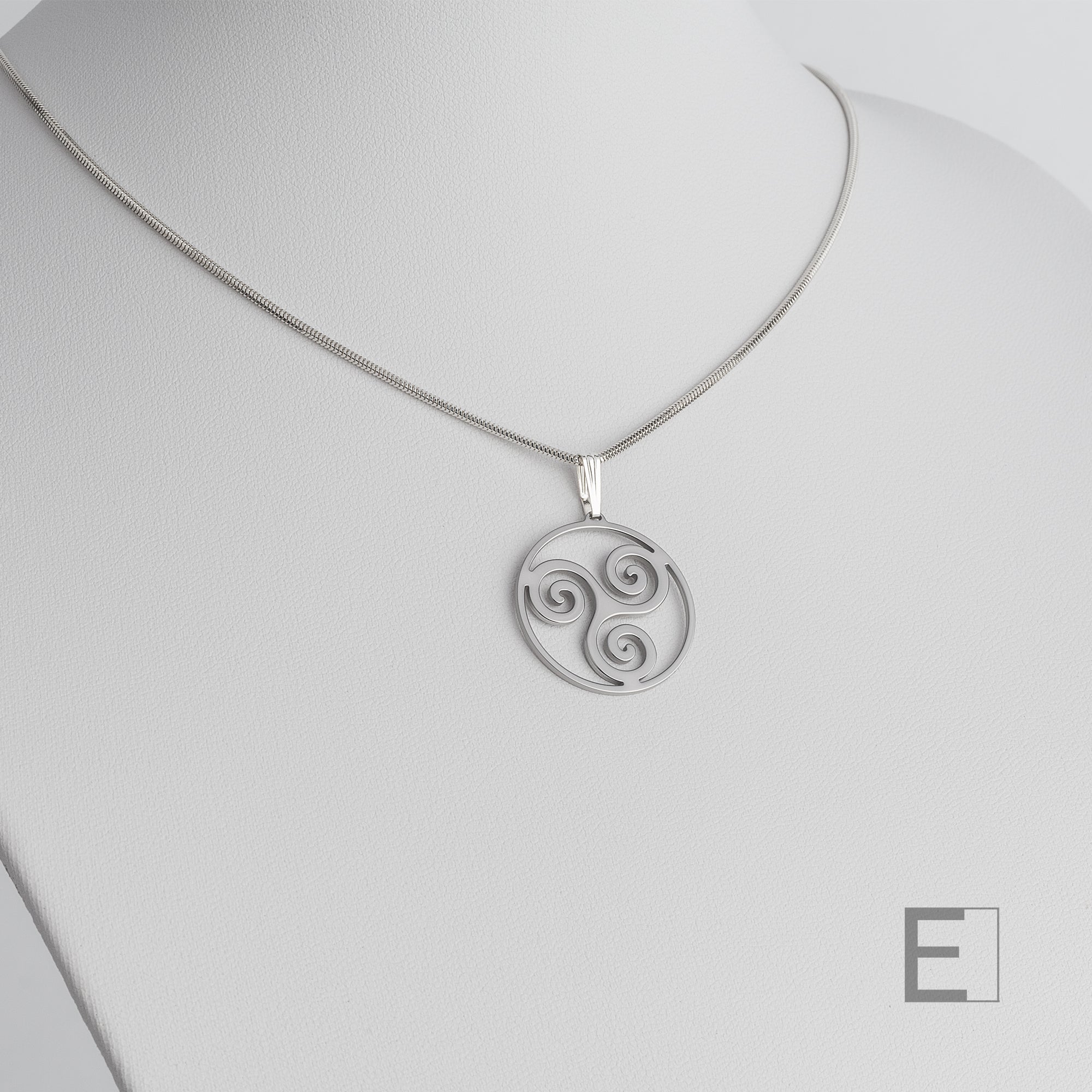 Collier Triskèle Spirale – vue détaillée du bijou artisanal Atelier-Émile