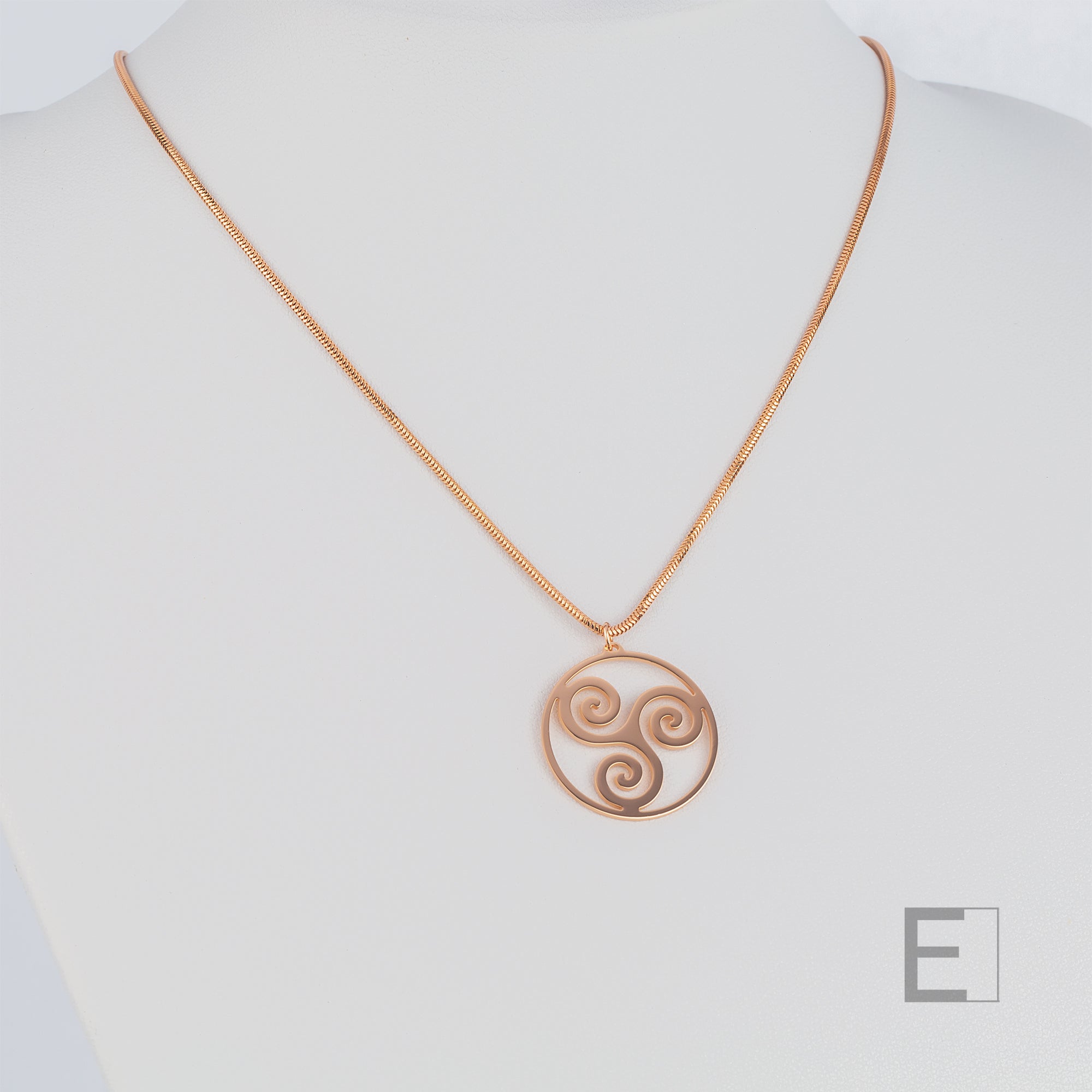 Collier Triskèle Spirale – vue détaillée du bijou artisanal Atelier-Émile