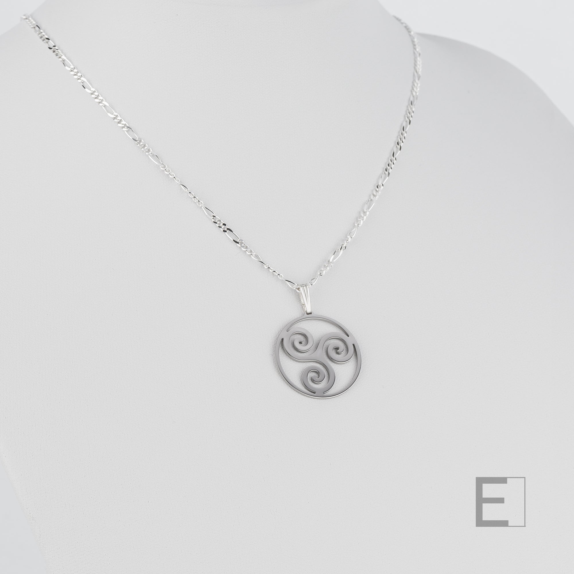 Collier Triskèle Spirale – vue détaillée du bijou artisanal Atelier-Émile
