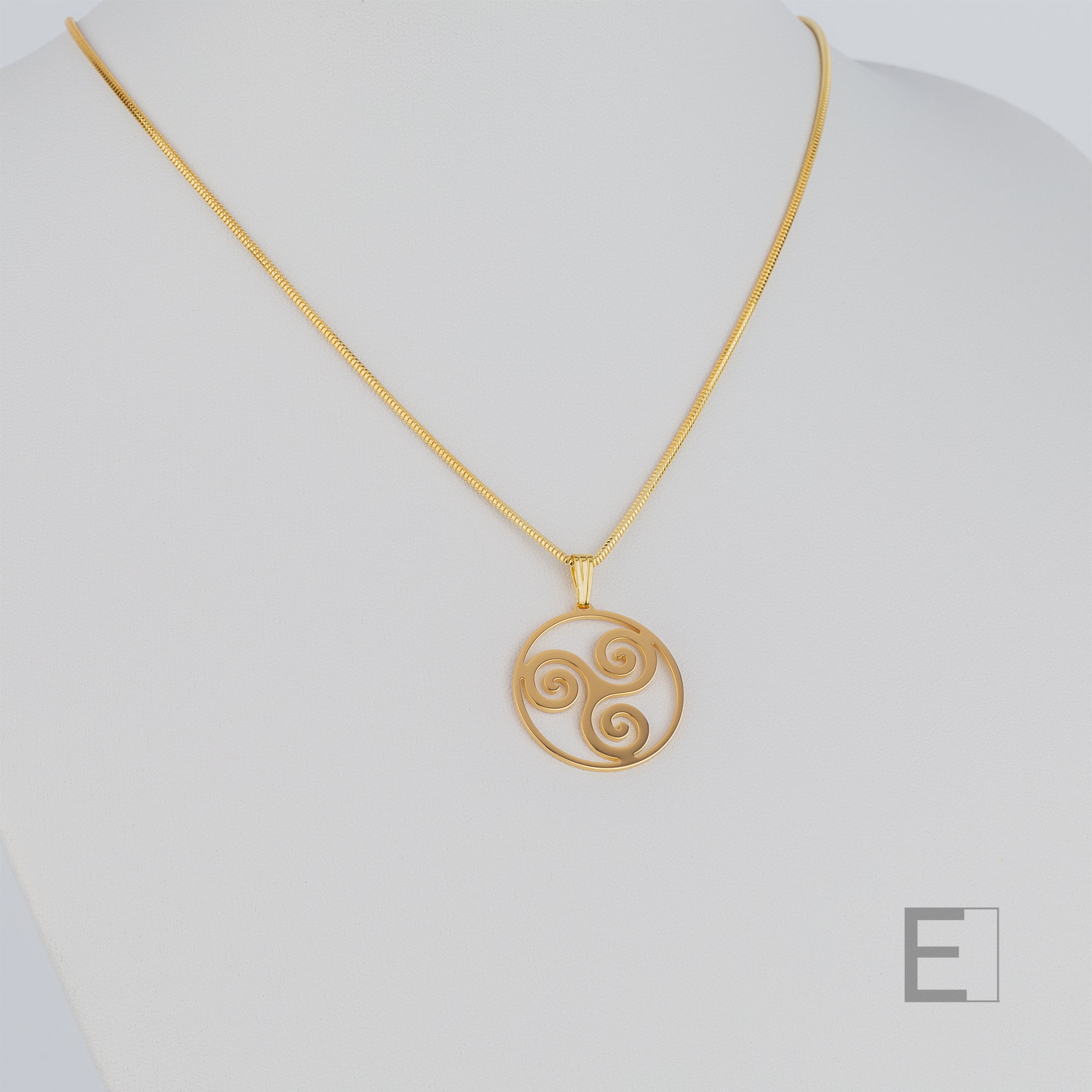 Collier Triskèle Spirale – vue détaillée du bijou artisanal Atelier-Émile