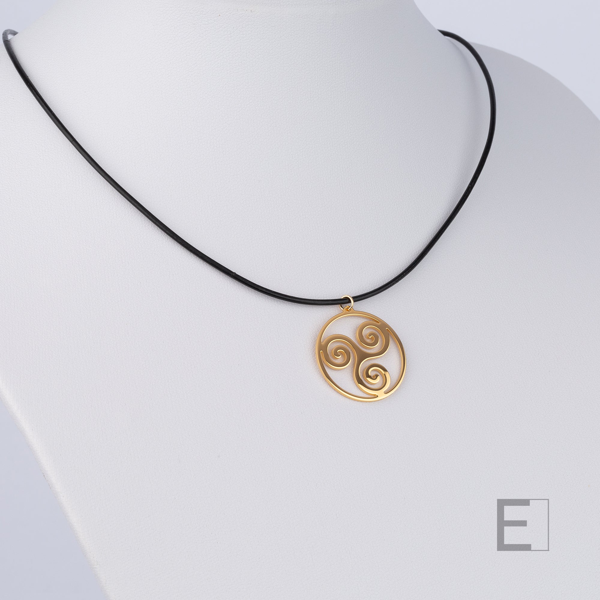 Collier Triskèle Spirale – vue détaillée du bijou artisanal Atelier-Émile