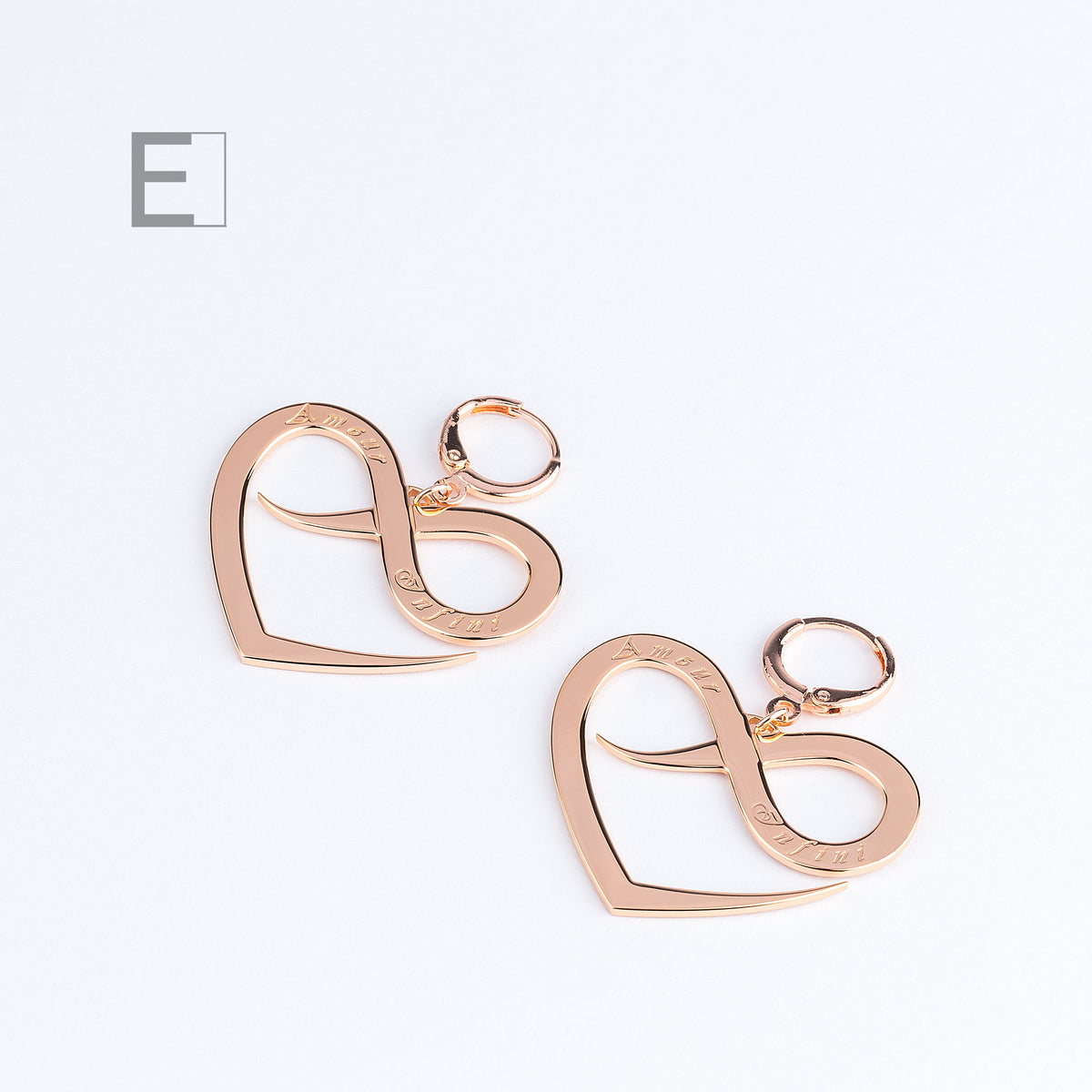 Large Beyond Words, with a rose gold finish, detail view 3 – Atelier-Émile