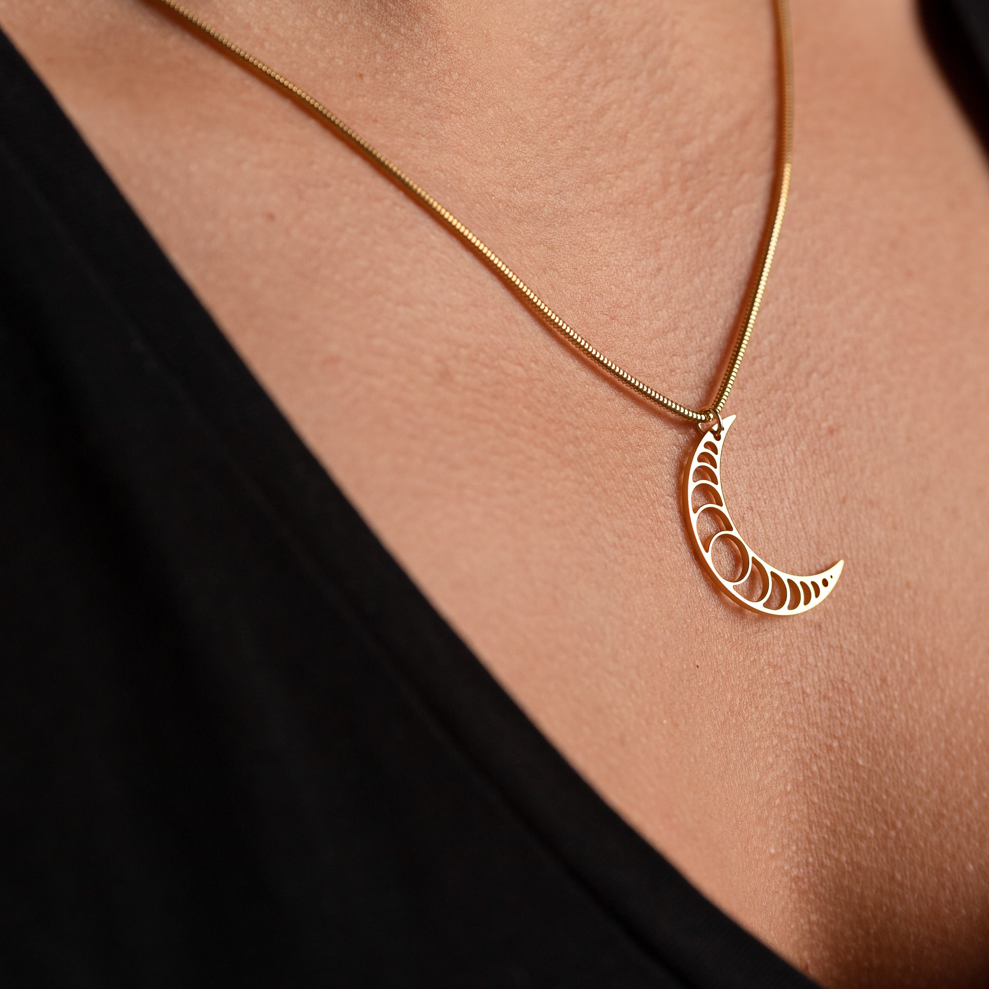 Collier Lune – vue détaillée du bijou artisanal Atelier-Émile