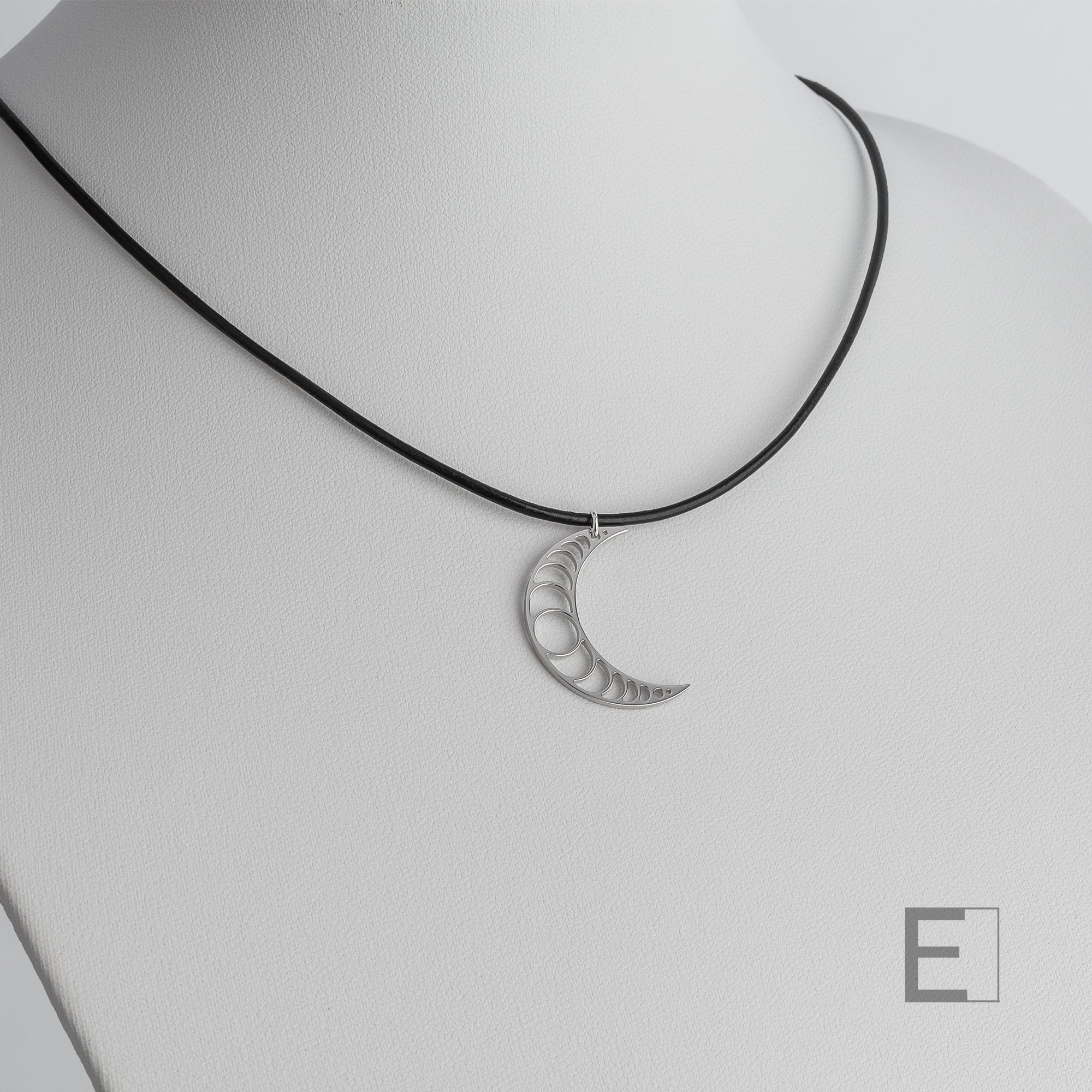 Collier Lune – vue détaillée du bijou artisanal Atelier-Émile