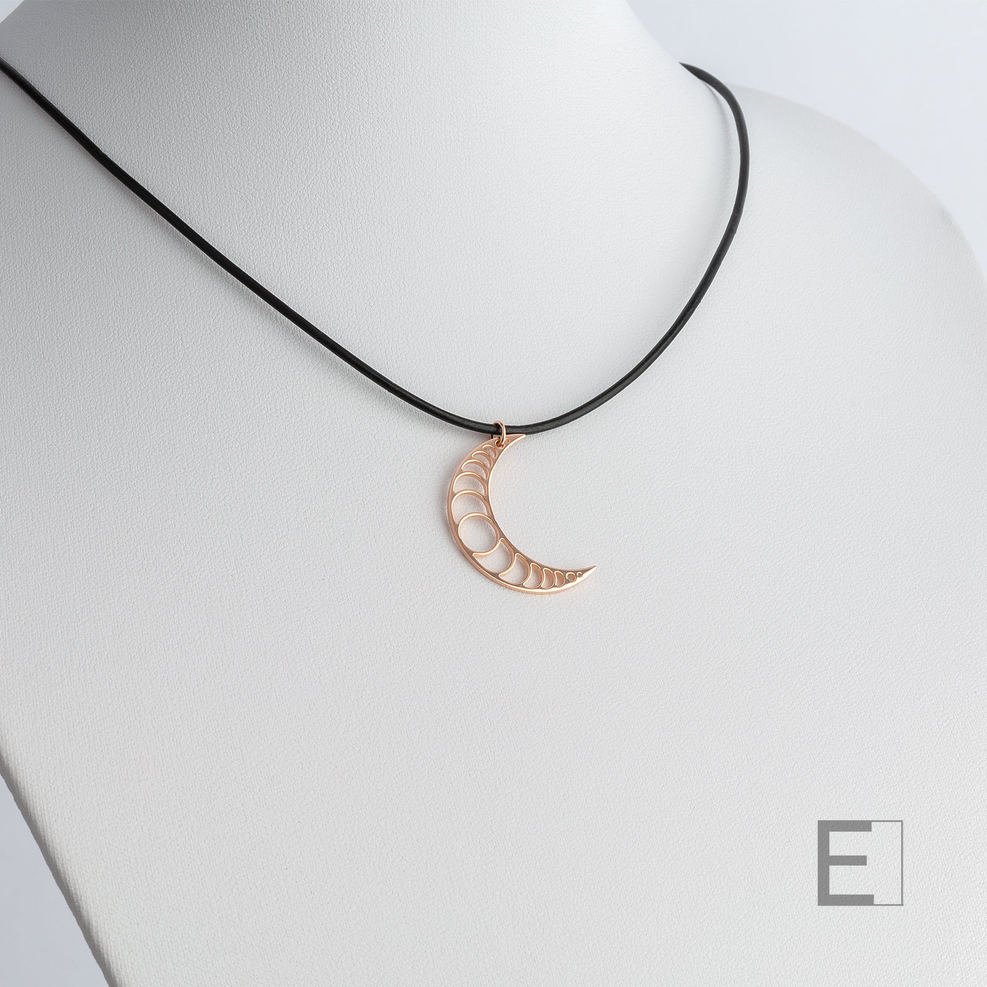 Collier Lune – vue détaillée du bijou artisanal Atelier-Émile