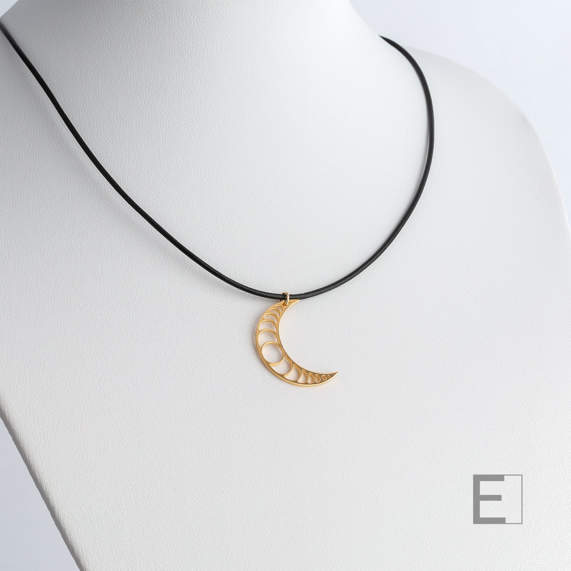 Collier Lune – vue détaillée du bijou artisanal Atelier-Émile