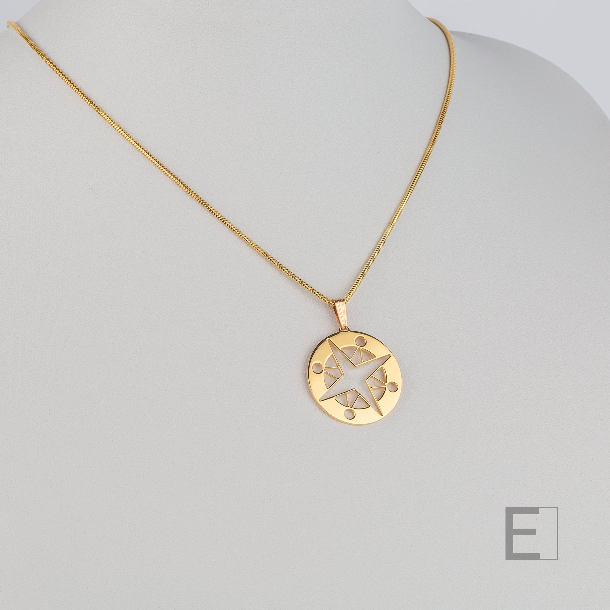 Collier Mandala Boussole – vue détaillée du bijou artisanal Atelier-Émile