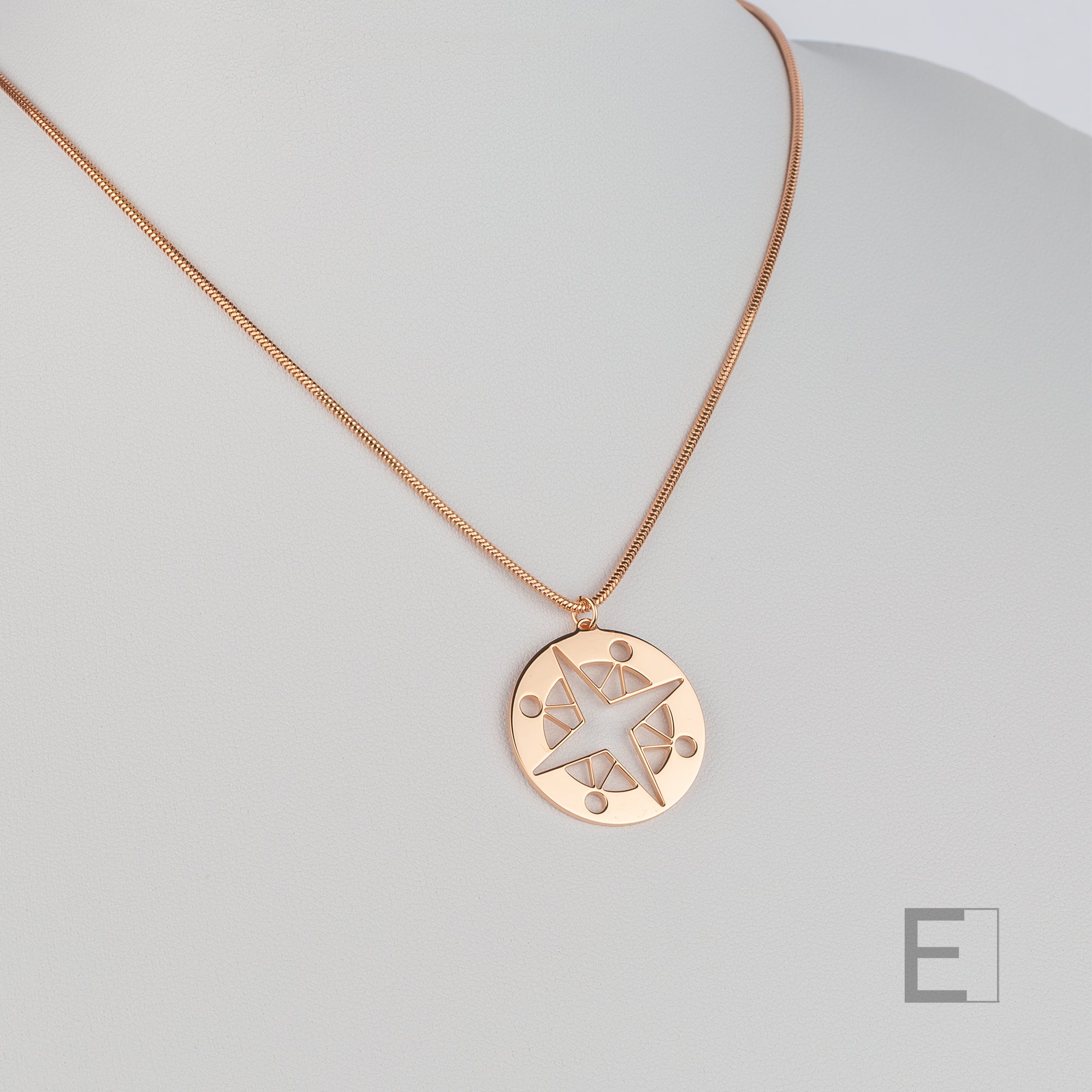 Collier Mandala Boussole – vue détaillée du bijou artisanal Atelier-Émile