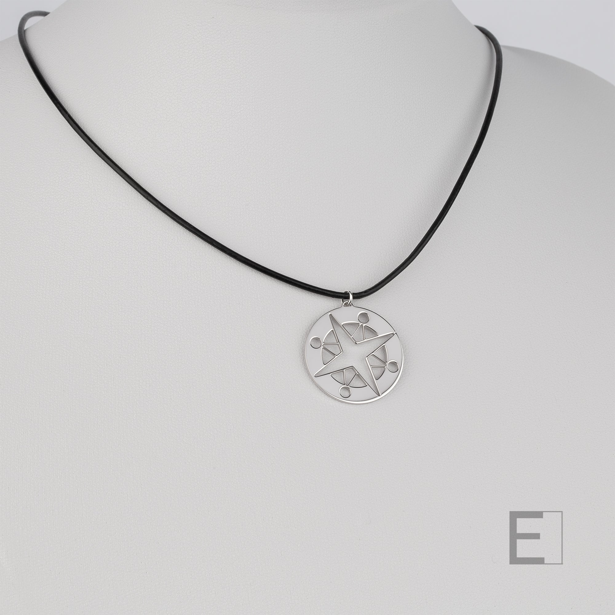 Collier Mandala Boussole – vue détaillée du bijou artisanal Atelier-Émile