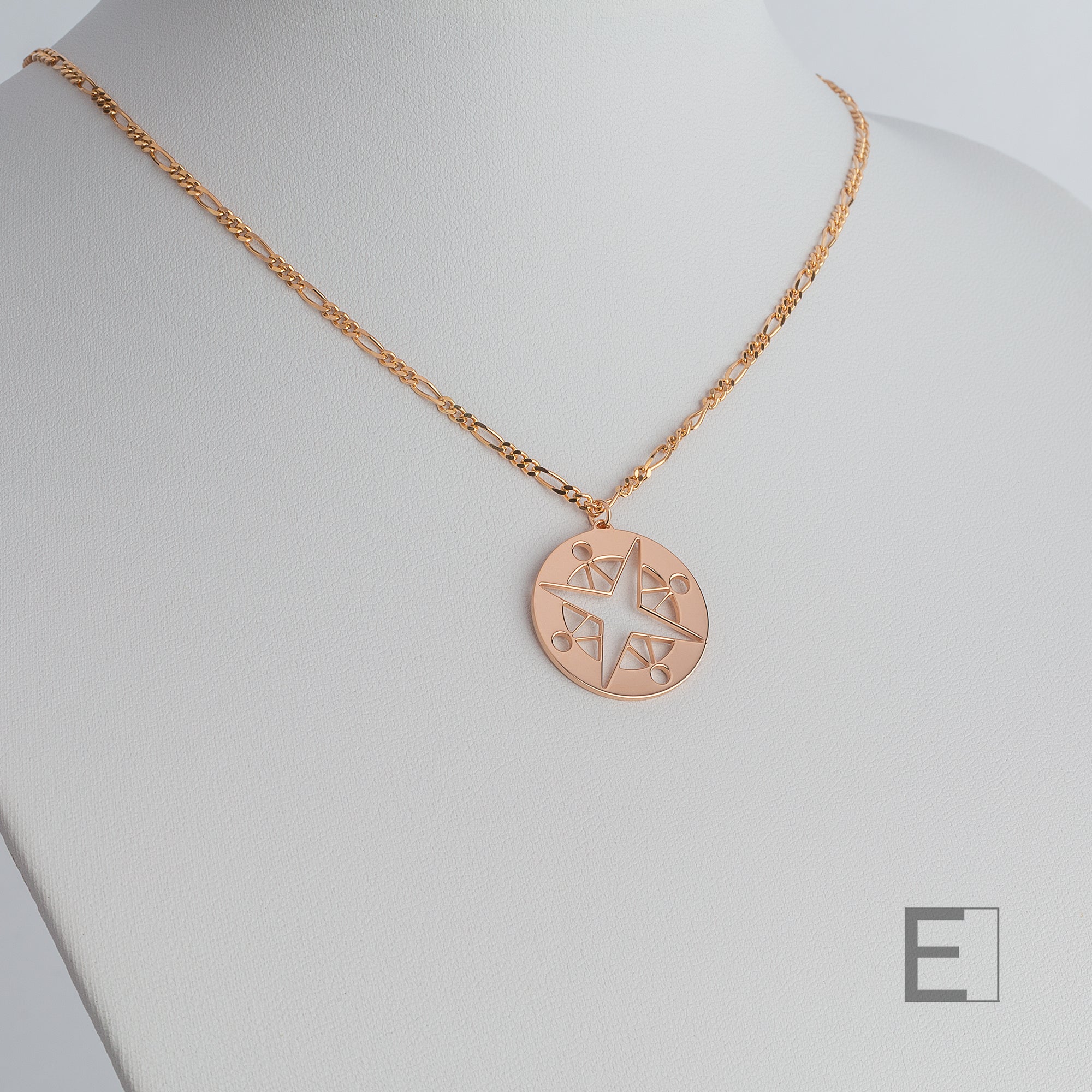 Collier Mandala Boussole – vue détaillée du bijou artisanal Atelier-Émile
