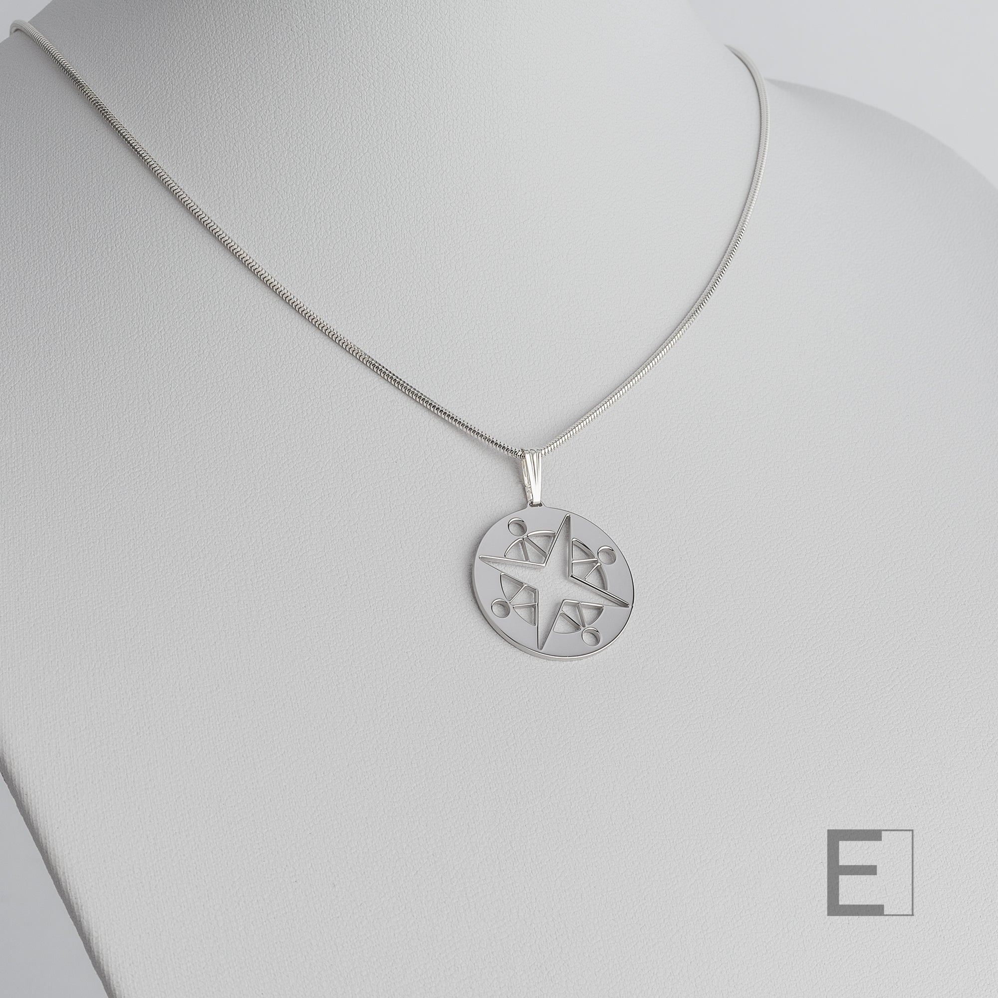 Collier Mandala Boussole – vue détaillée du bijou artisanal Atelier-Émile