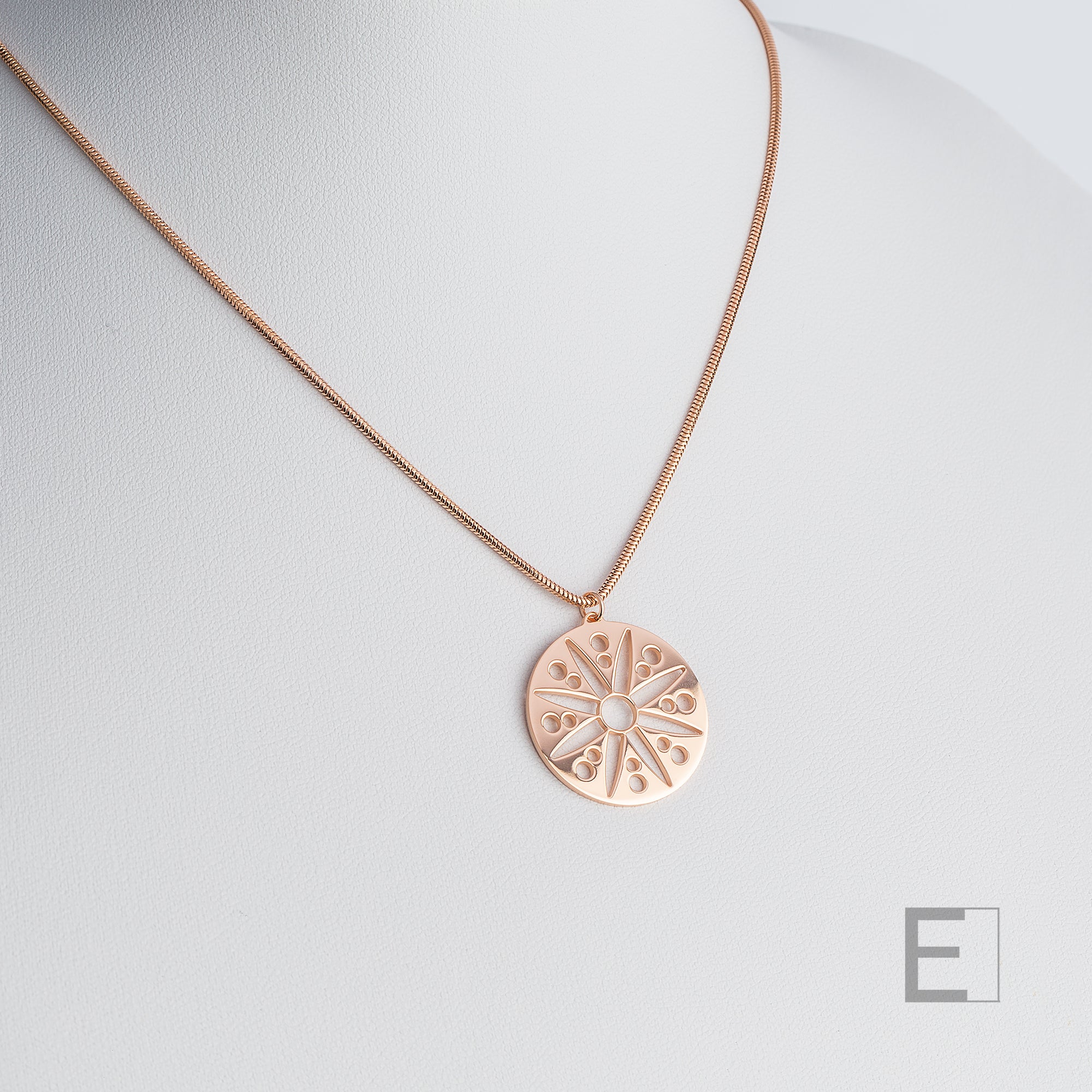 Collier Mandala Fleur – vue détaillée du bijou artisanal Atelier-Émile