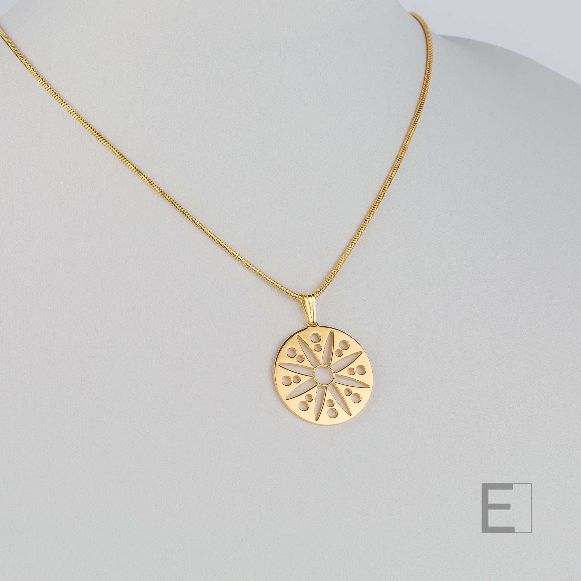 Collier Mandala Fleur – vue détaillée du bijou artisanal Atelier-Émile