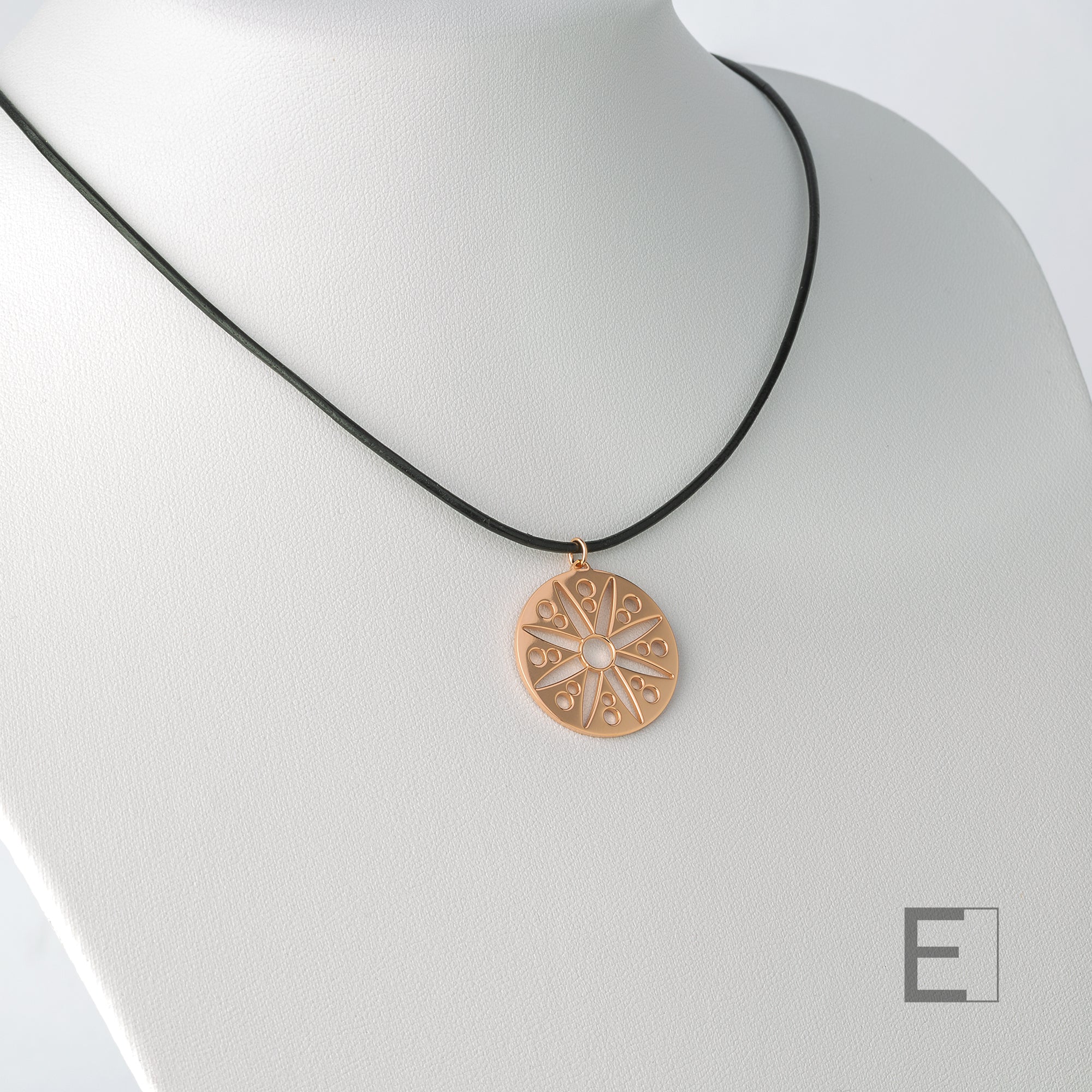 Collier Mandala Fleur – vue détaillée du bijou artisanal Atelier-Émile