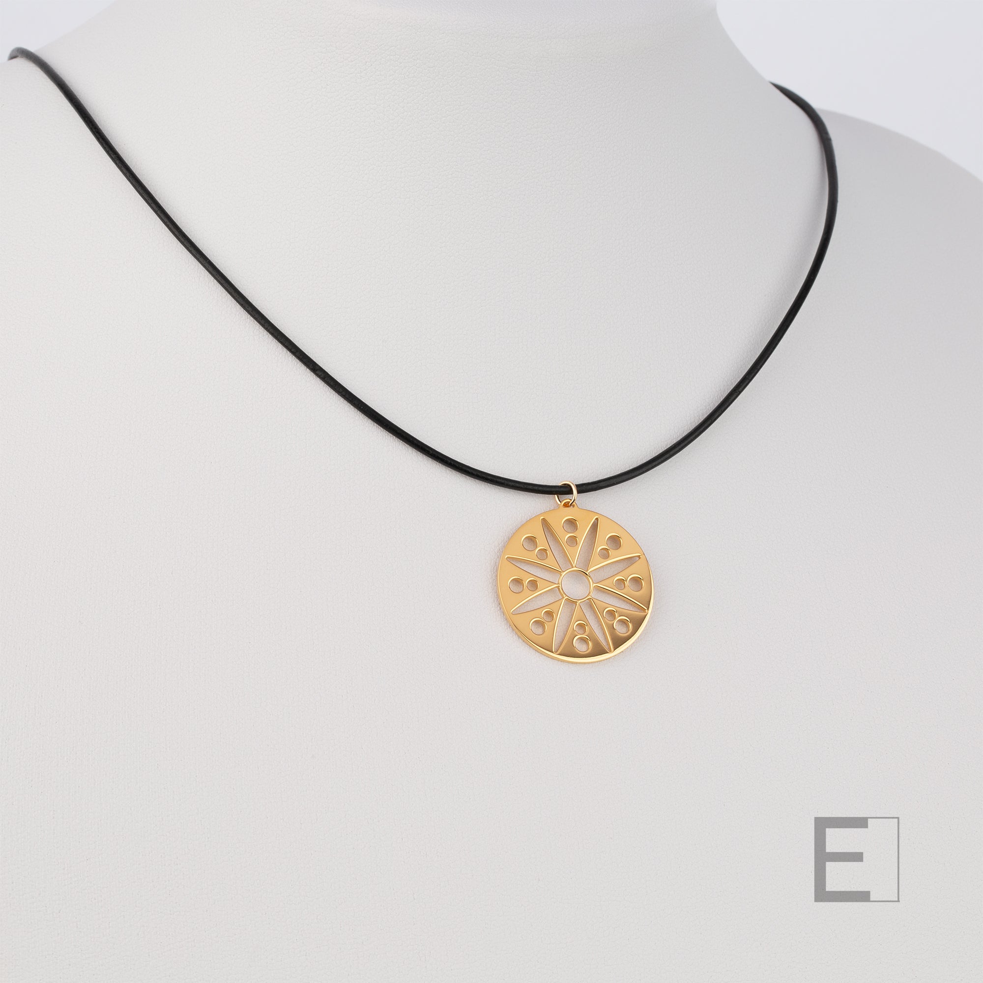 Collier Mandala Fleur – vue détaillée du bijou artisanal Atelier-Émile