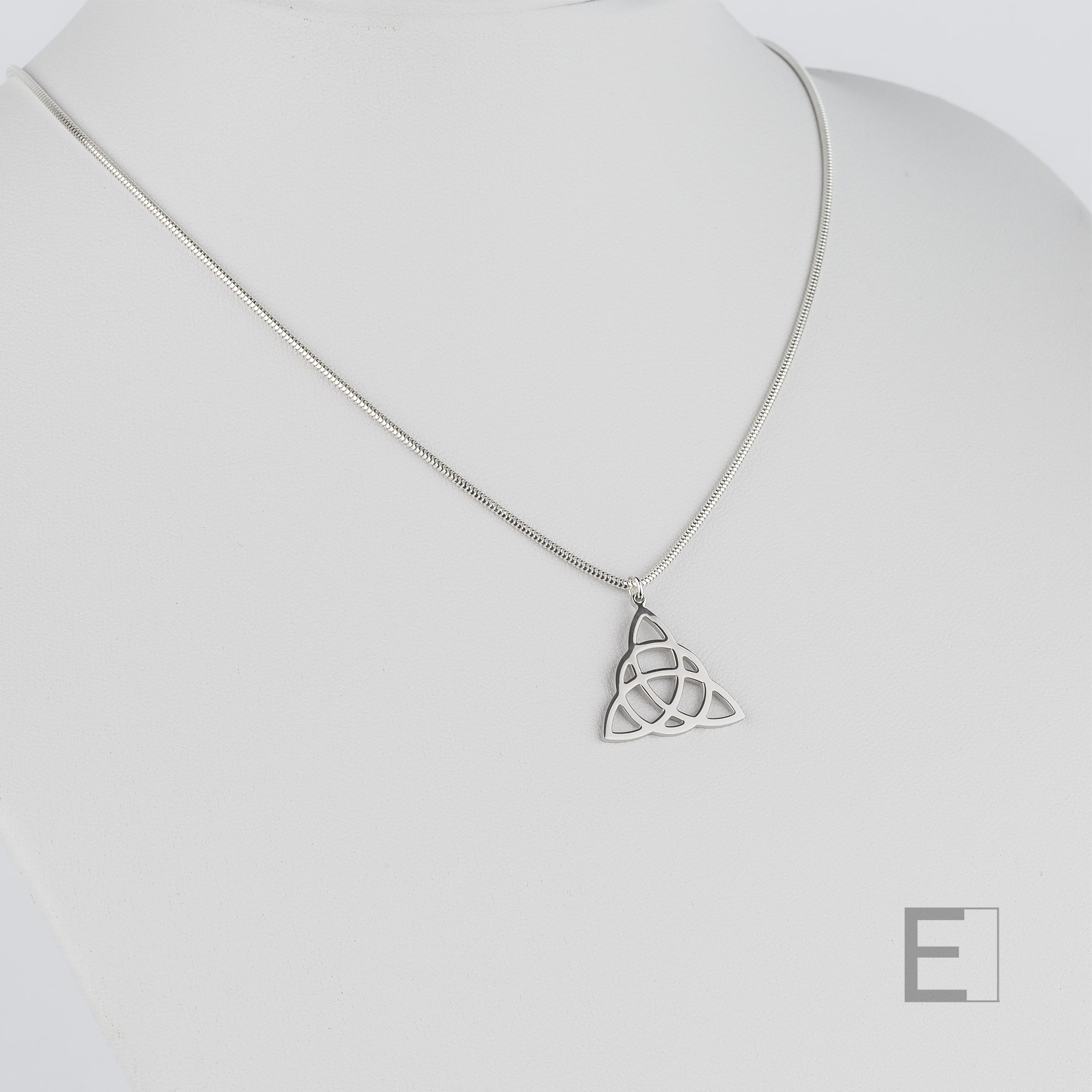 Collier Nœud Celtique – vue détaillée du bijou artisanal Atelier-Émile