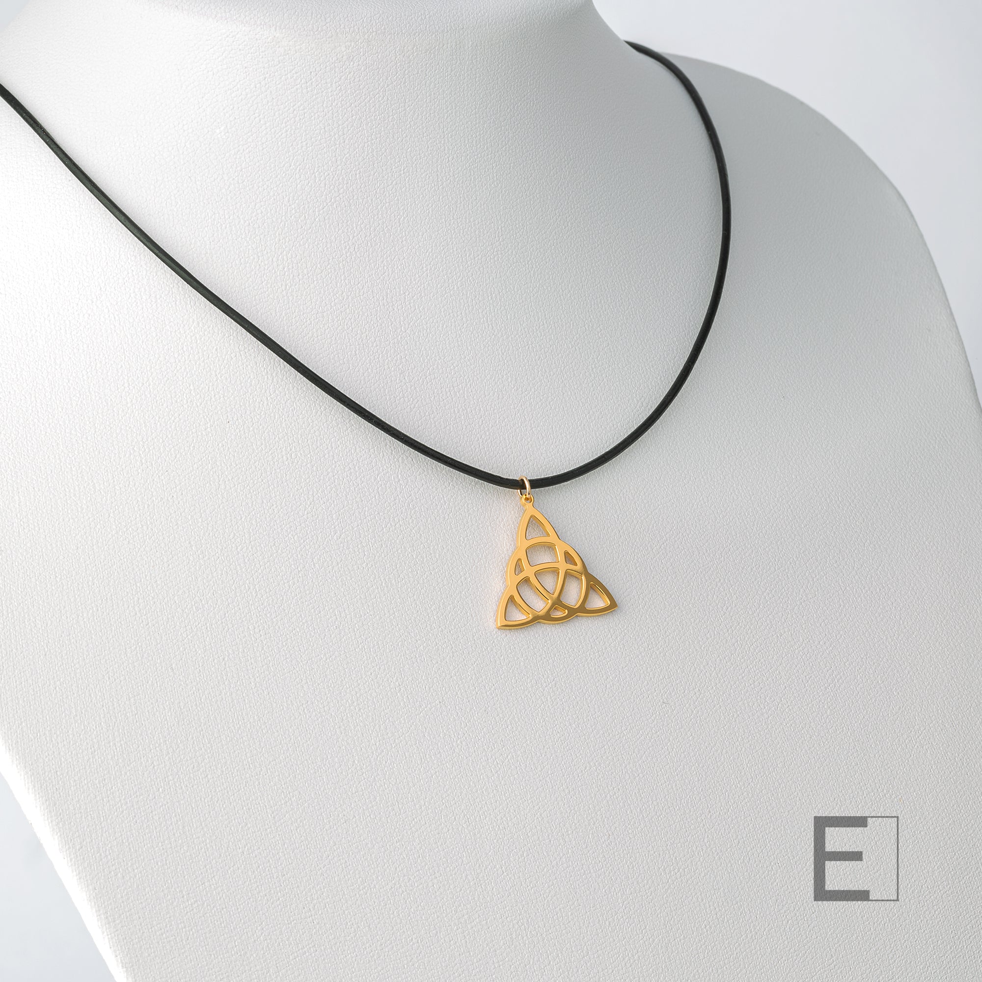 Collier Nœud Celtique – vue détaillée du bijou artisanal Atelier-Émile