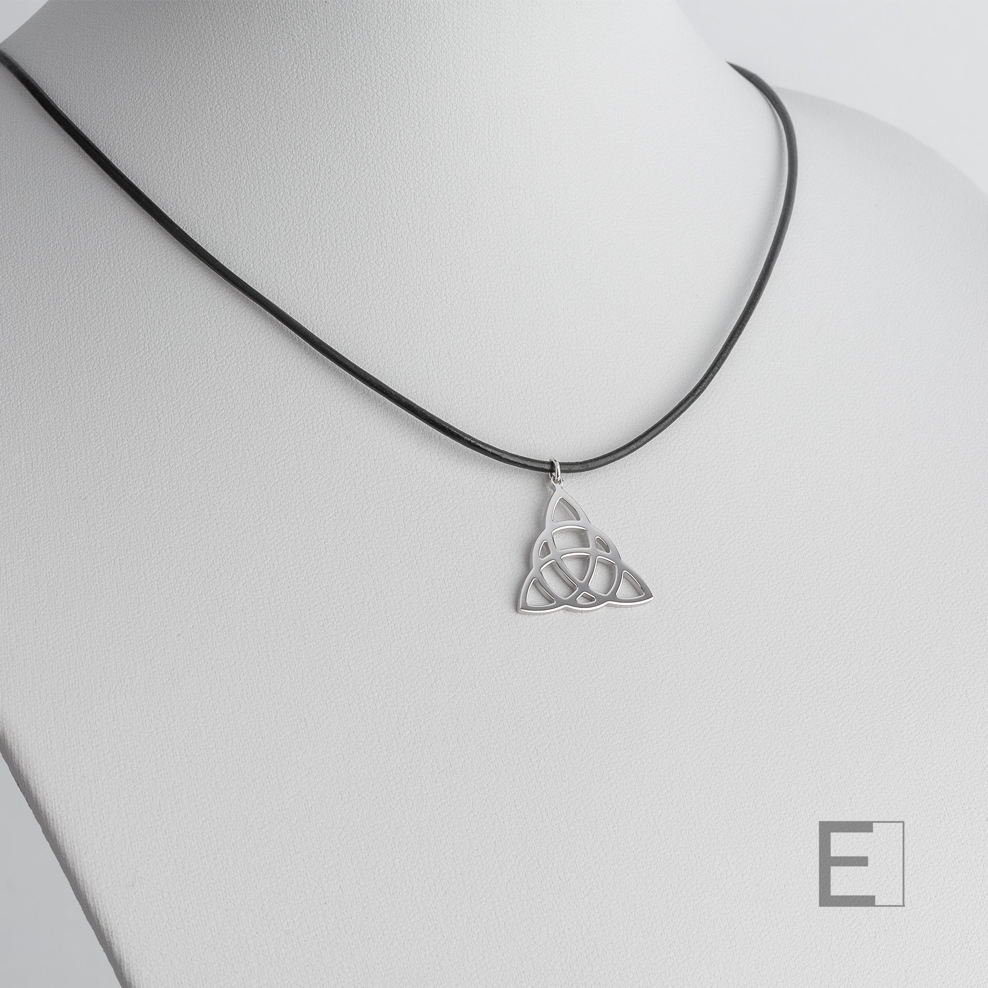 Collier Nœud Celtique – vue détaillée du bijou artisanal Atelier-Émile