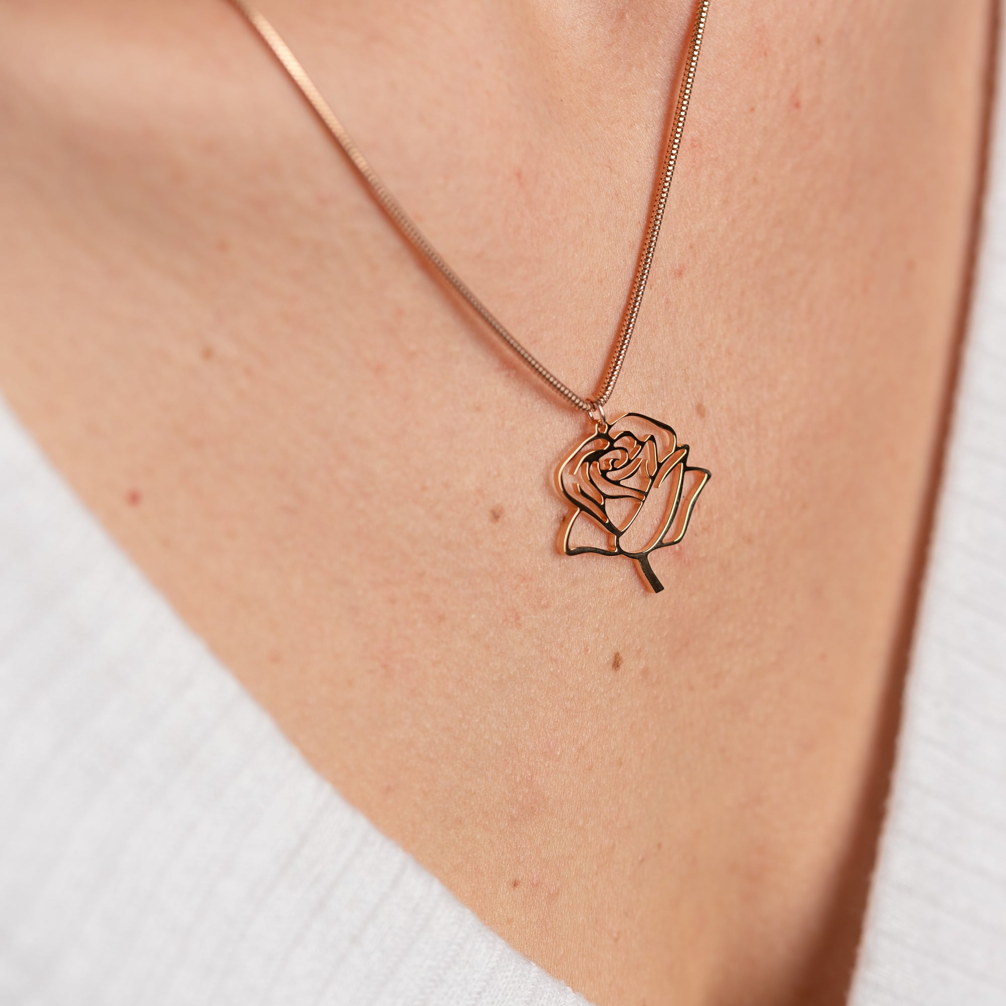 Collier Rose – vue détaillée du bijou artisanal Atelier-Émile