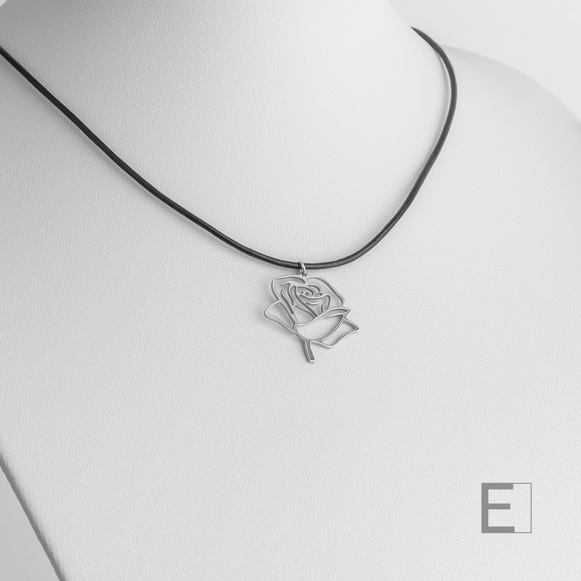 Collier Rose – vue détaillée du bijou artisanal Atelier-Émile