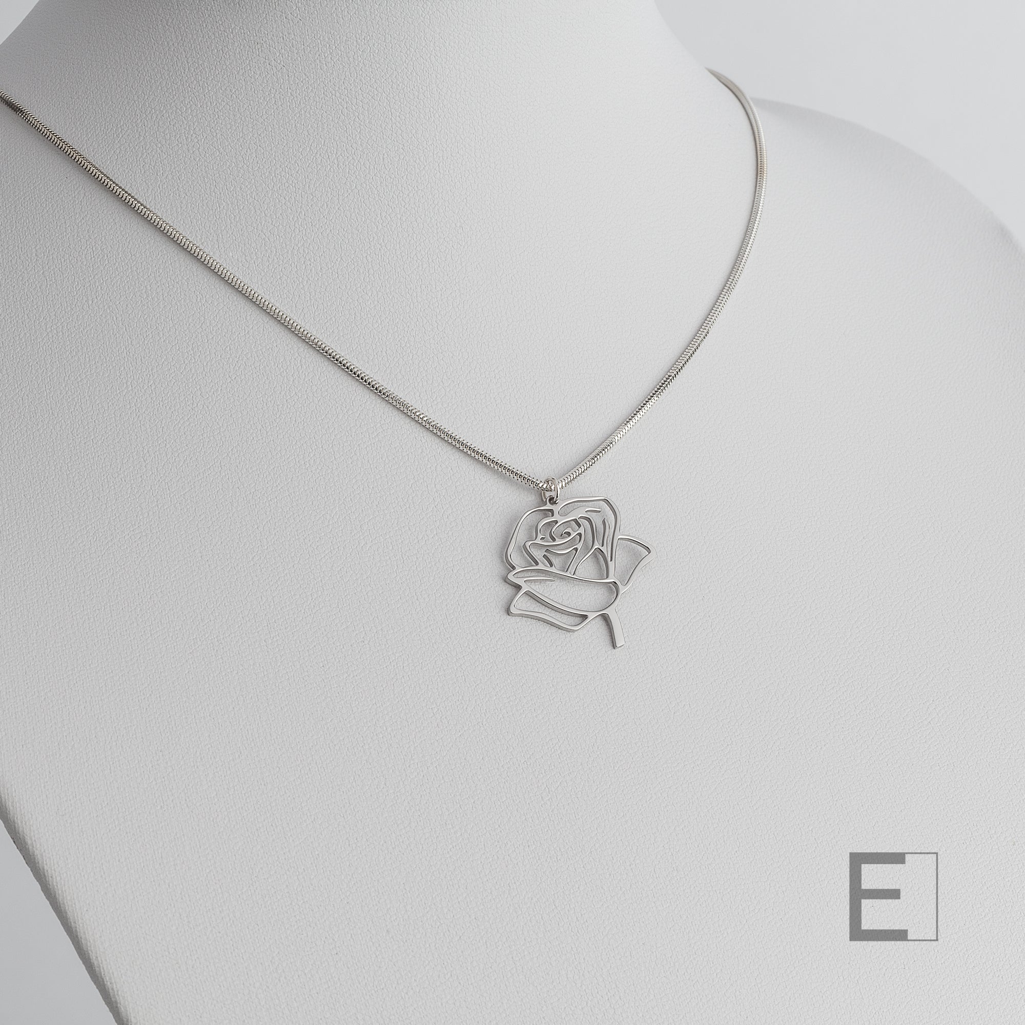 Collier Rose – vue détaillée du bijou artisanal Atelier-Émile