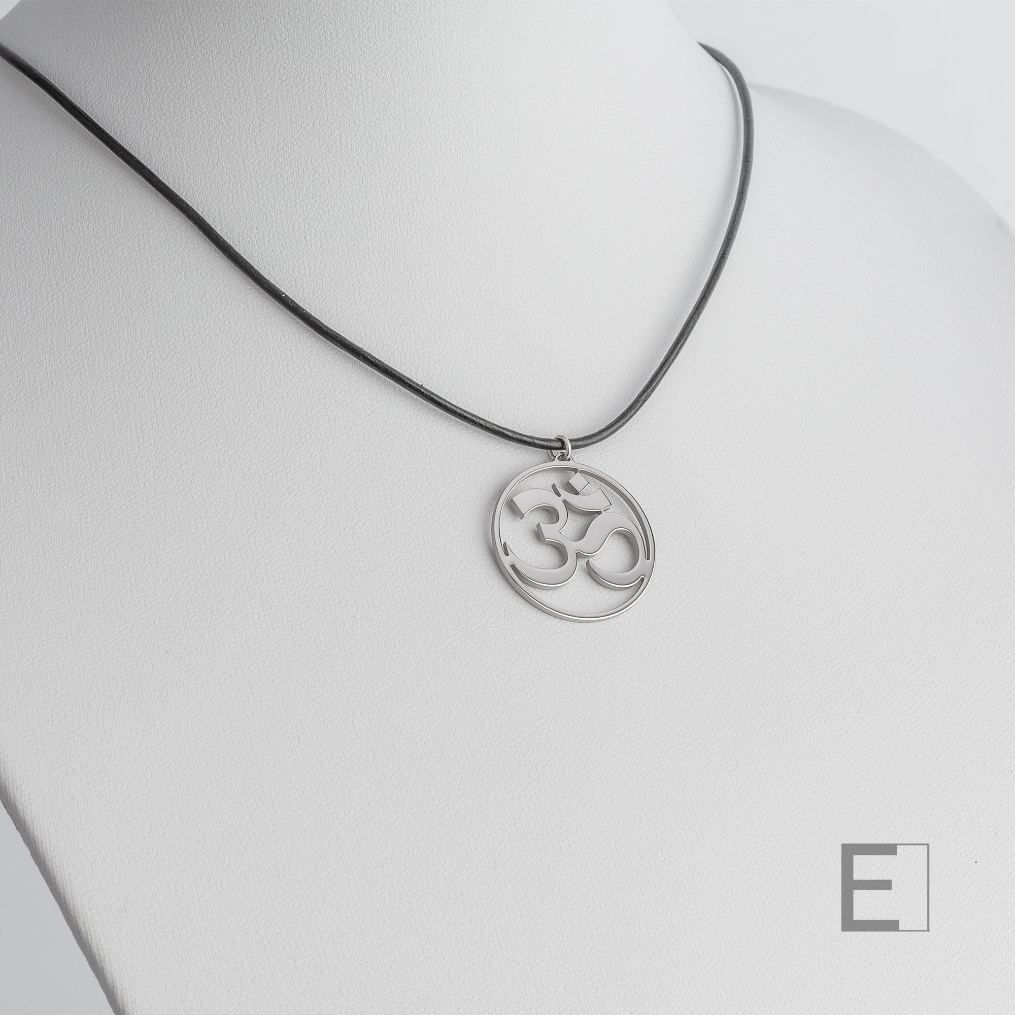 Collier Signe Ohm – vue détaillée du bijou artisanal Atelier-Émile