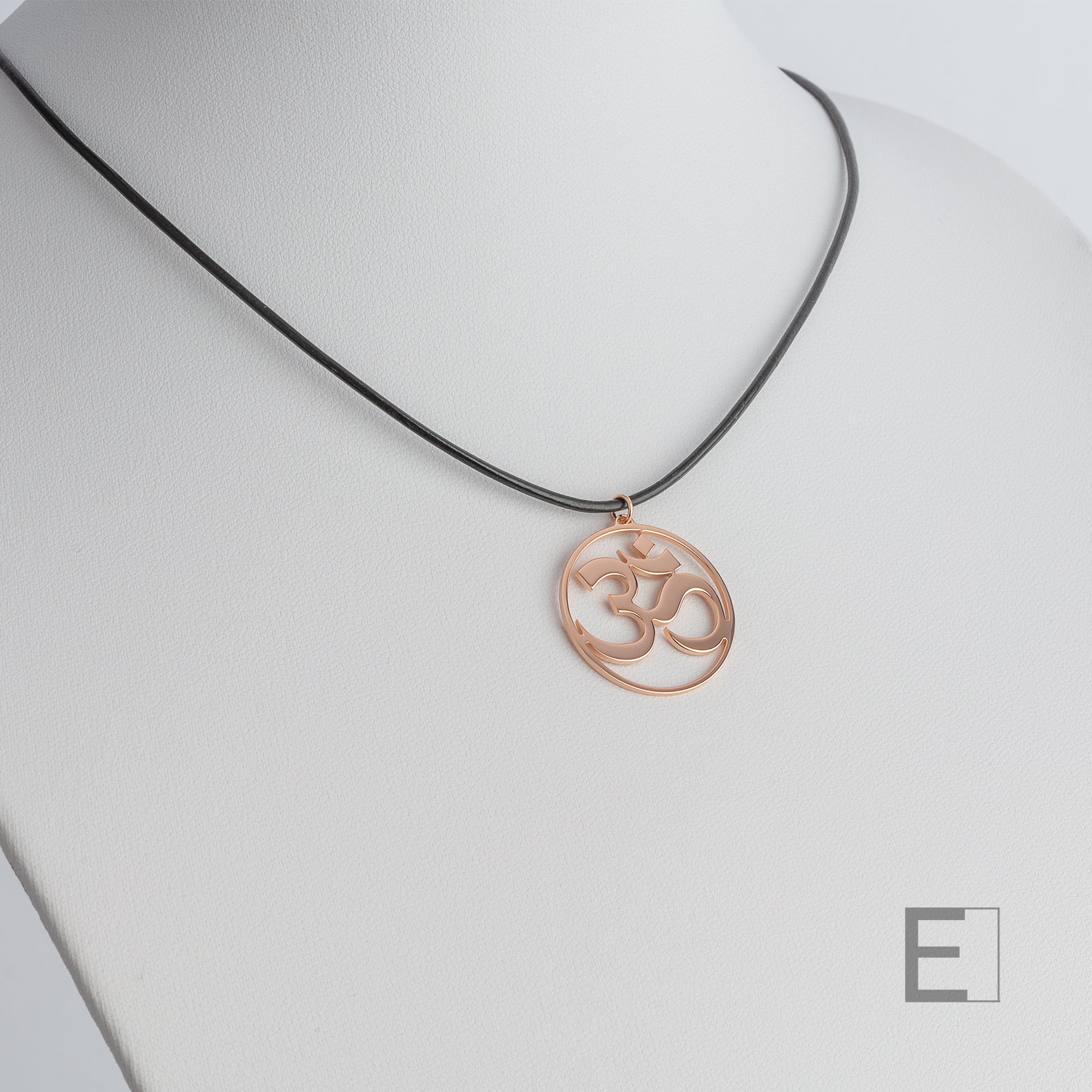 Collier Signe Ohm – vue détaillée du bijou artisanal Atelier-Émile