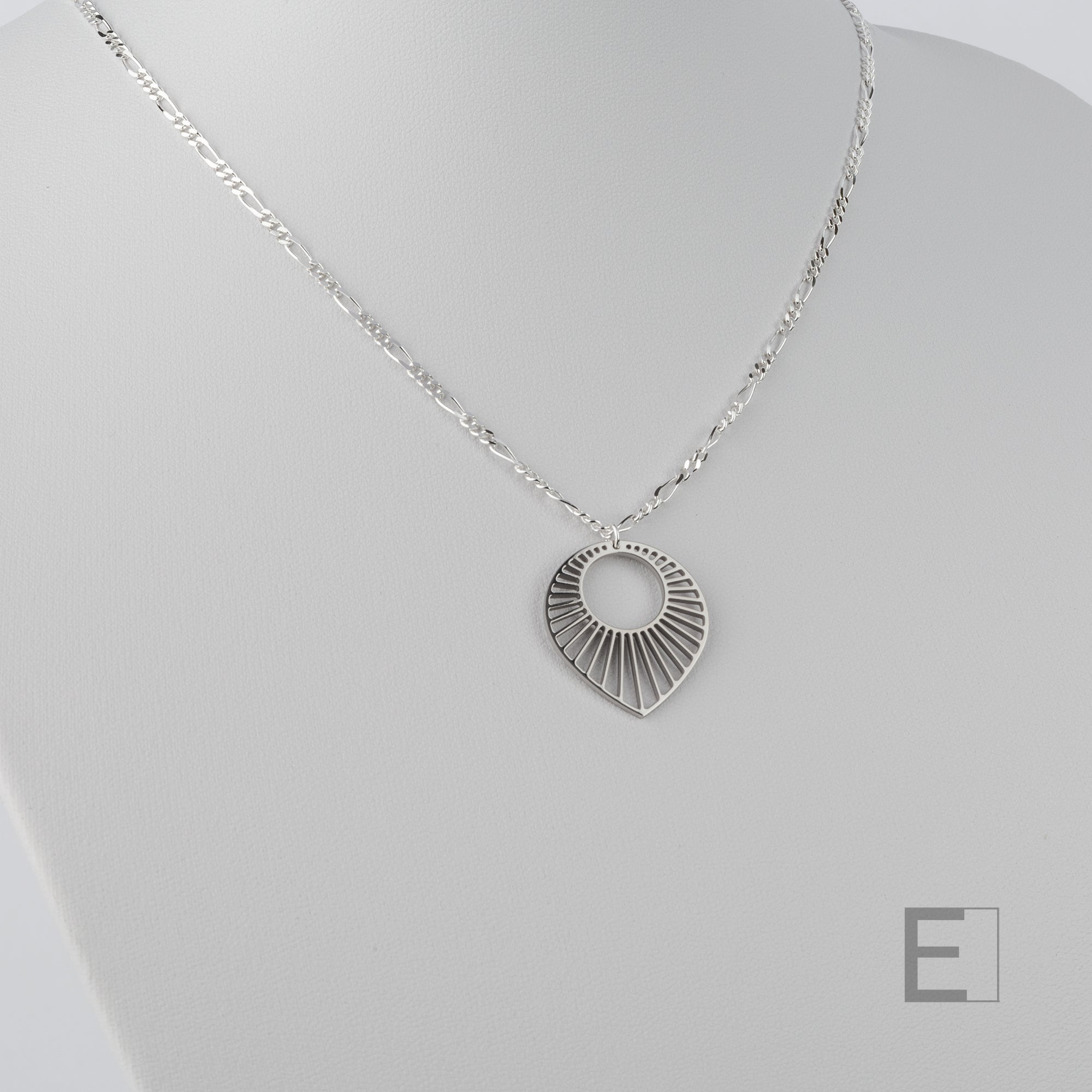 Collier Soleil – vue détaillée du bijou artisanal Atelier-Émile