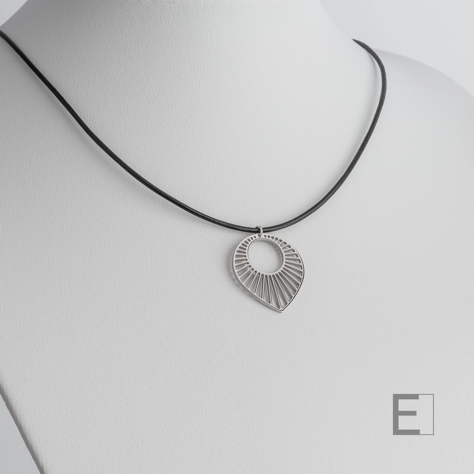 Collier Soleil – vue détaillée du bijou artisanal Atelier-Émile