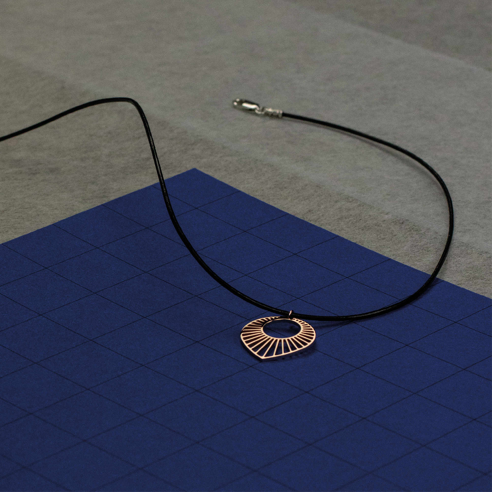 Collier Soleil – vue détaillée du bijou artisanal Atelier-Émile