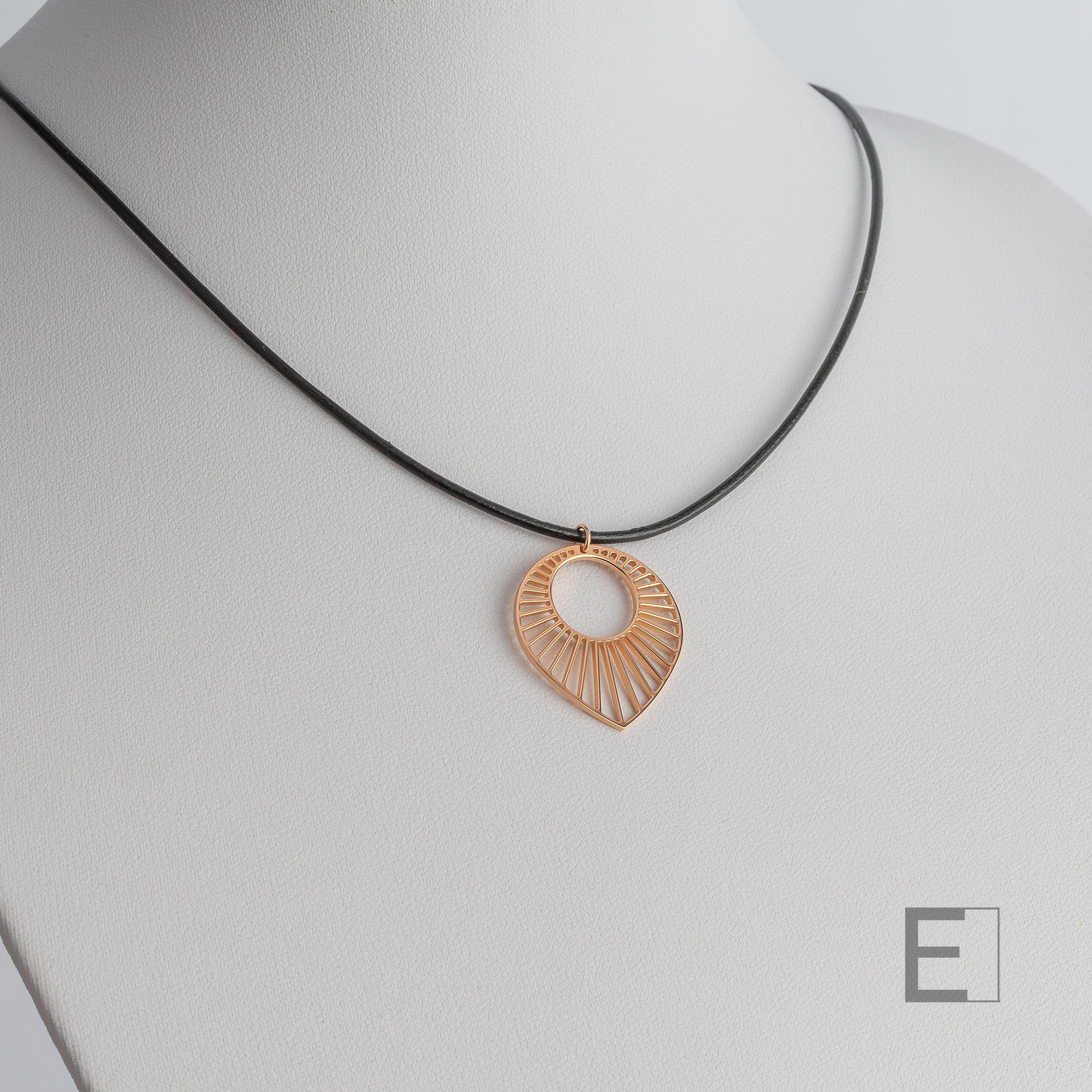 Collier Soleil – vue détaillée du bijou artisanal Atelier-Émile