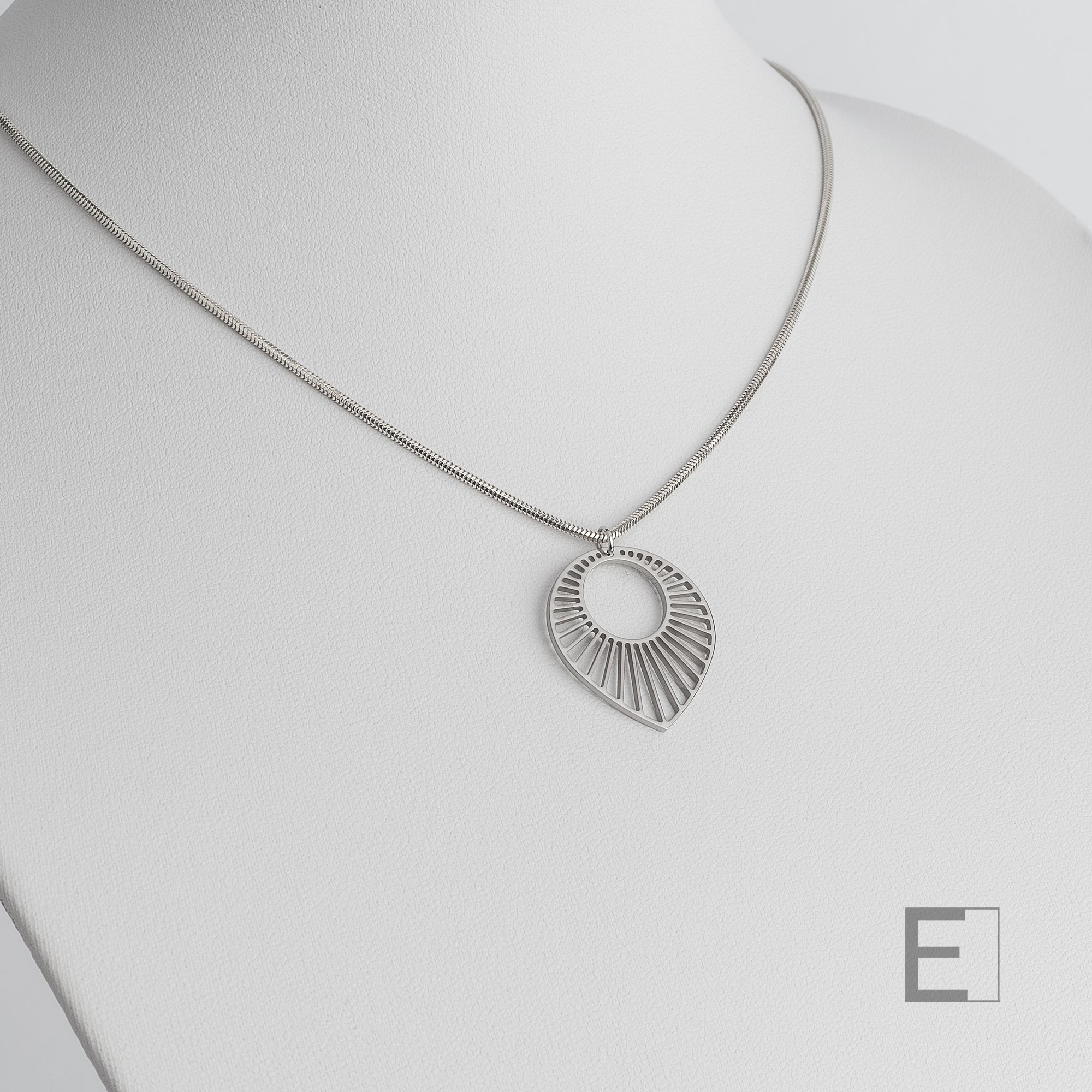 Collier Soleil – vue détaillée du bijou artisanal Atelier-Émile