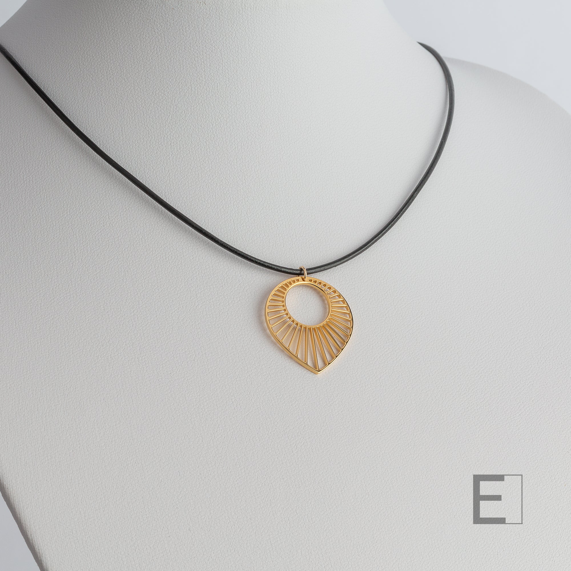 Collier Soleil – vue détaillée du bijou artisanal Atelier-Émile
