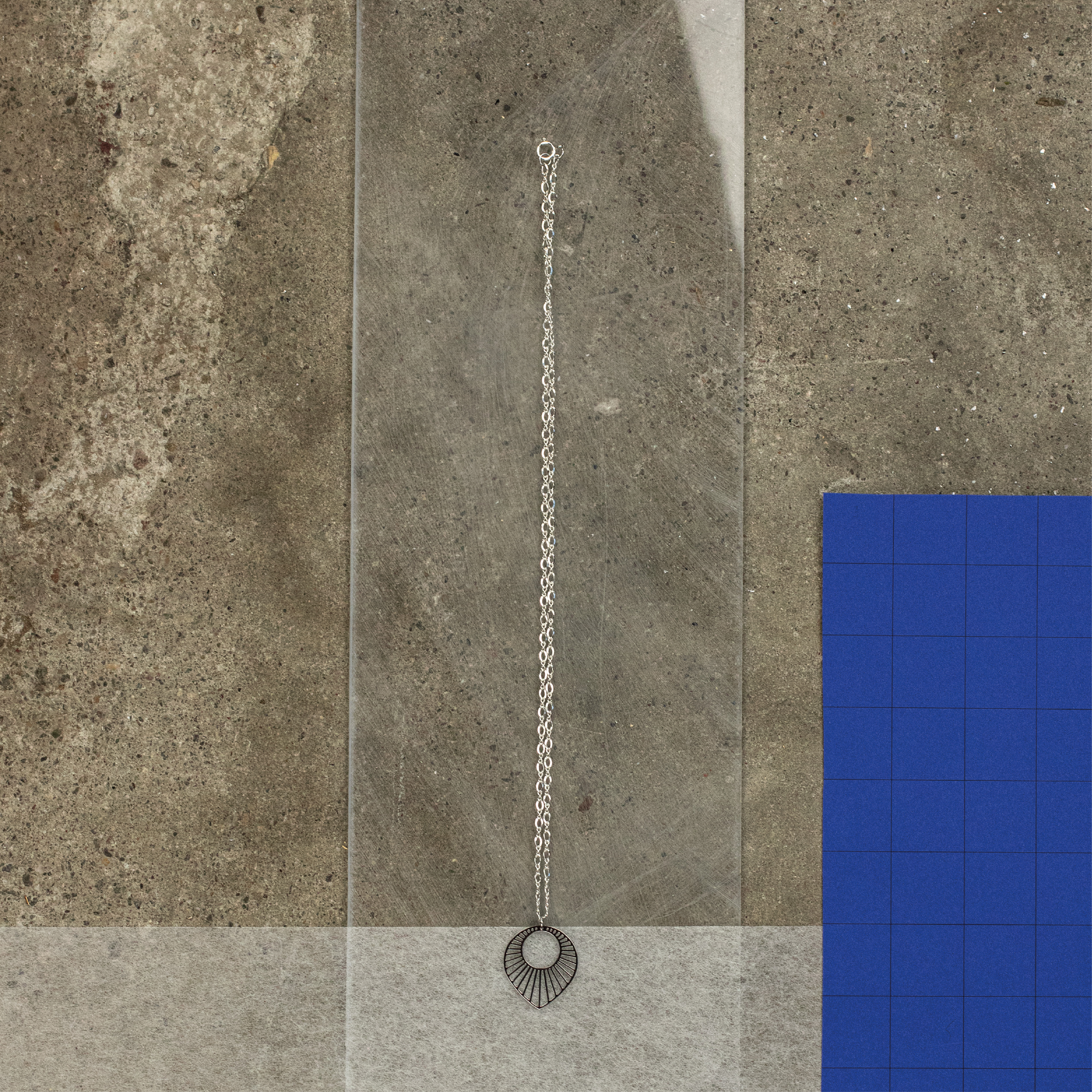 Collier Soleil – vue détaillée du bijou artisanal Atelier-Émile
