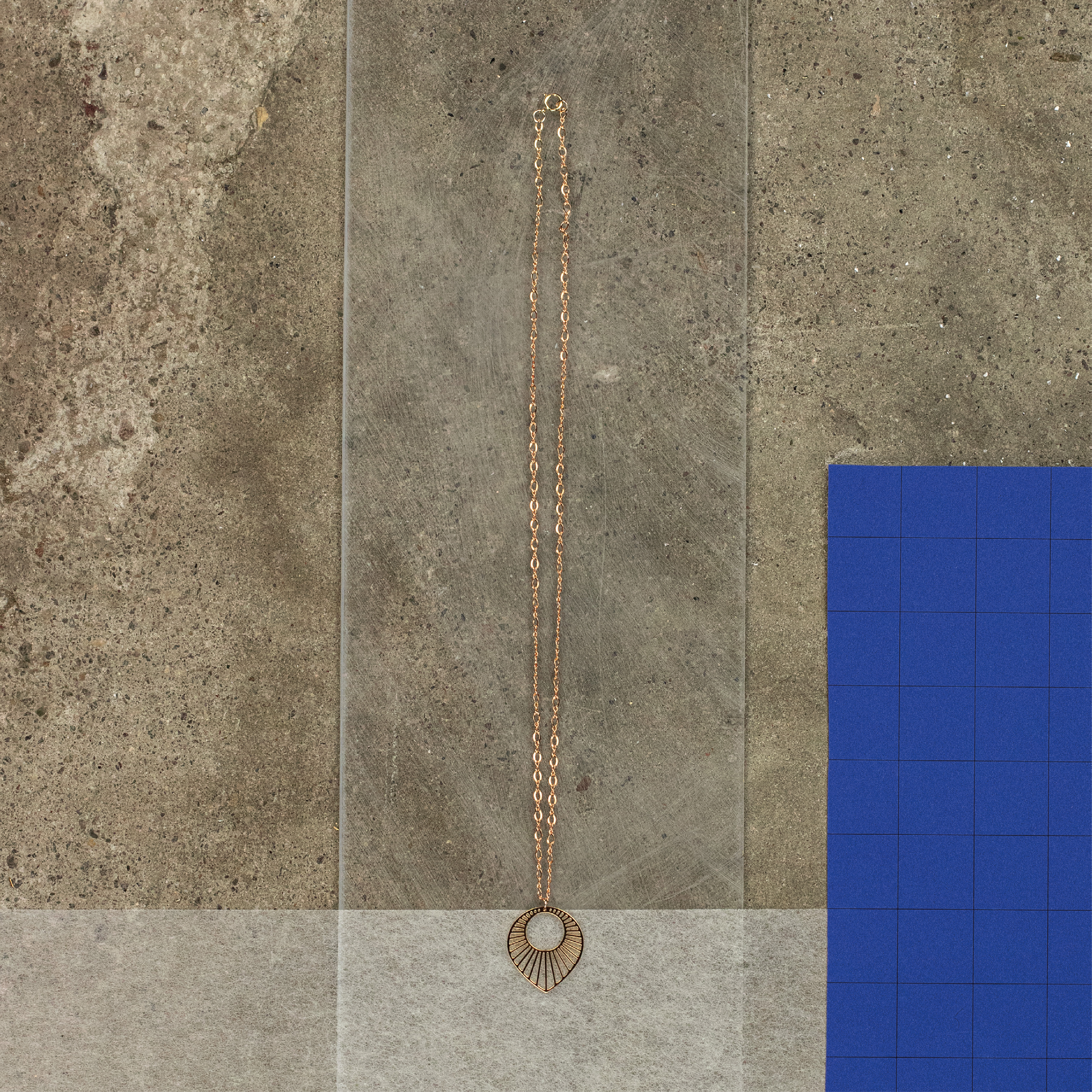 Collier Soleil – vue détaillée du bijou artisanal Atelier-Émile