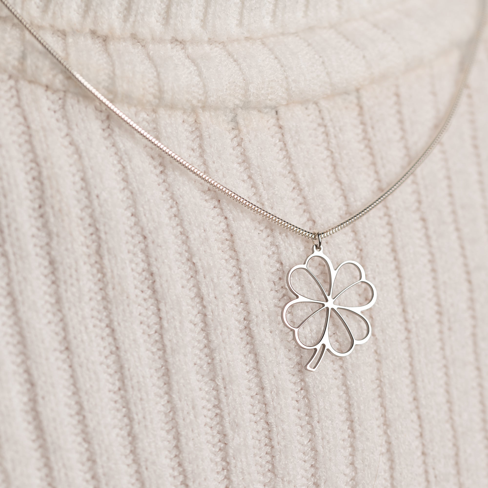 Collier Trèfle – vue détaillée du bijou artisanal Atelier-Émile