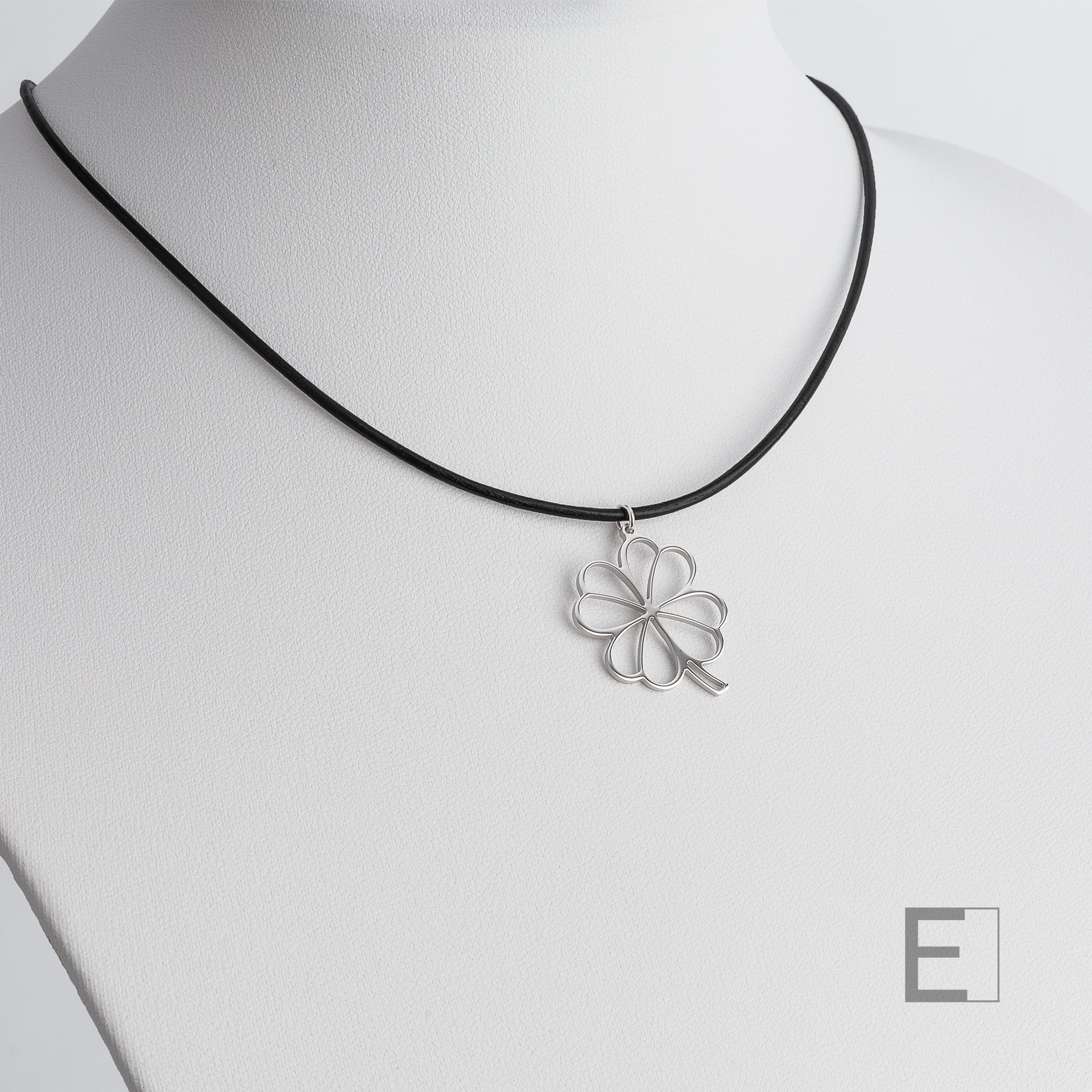 Collier Trèfle – vue détaillée du bijou artisanal Atelier-Émile