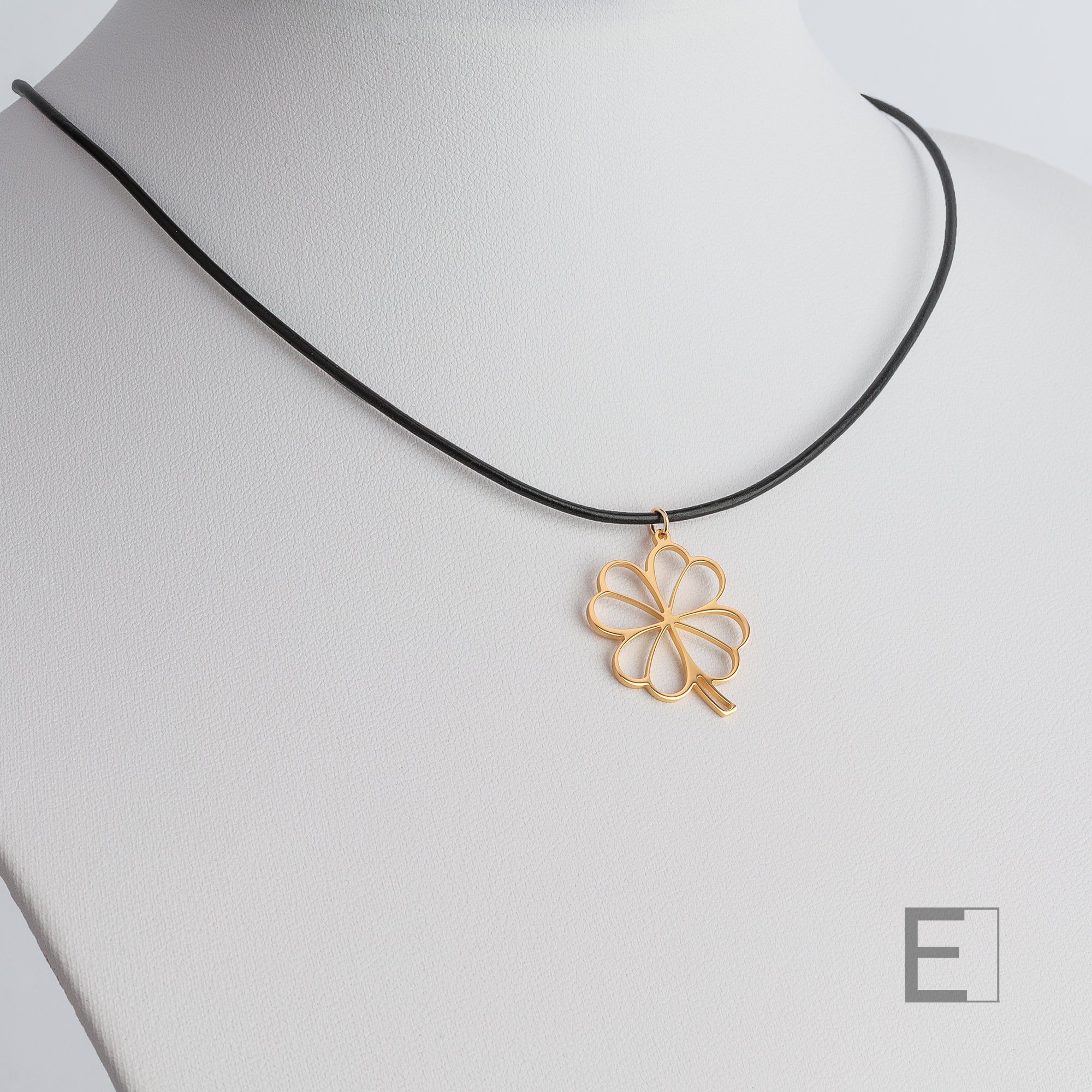 Collier Trèfle – vue détaillée du bijou artisanal Atelier-Émile